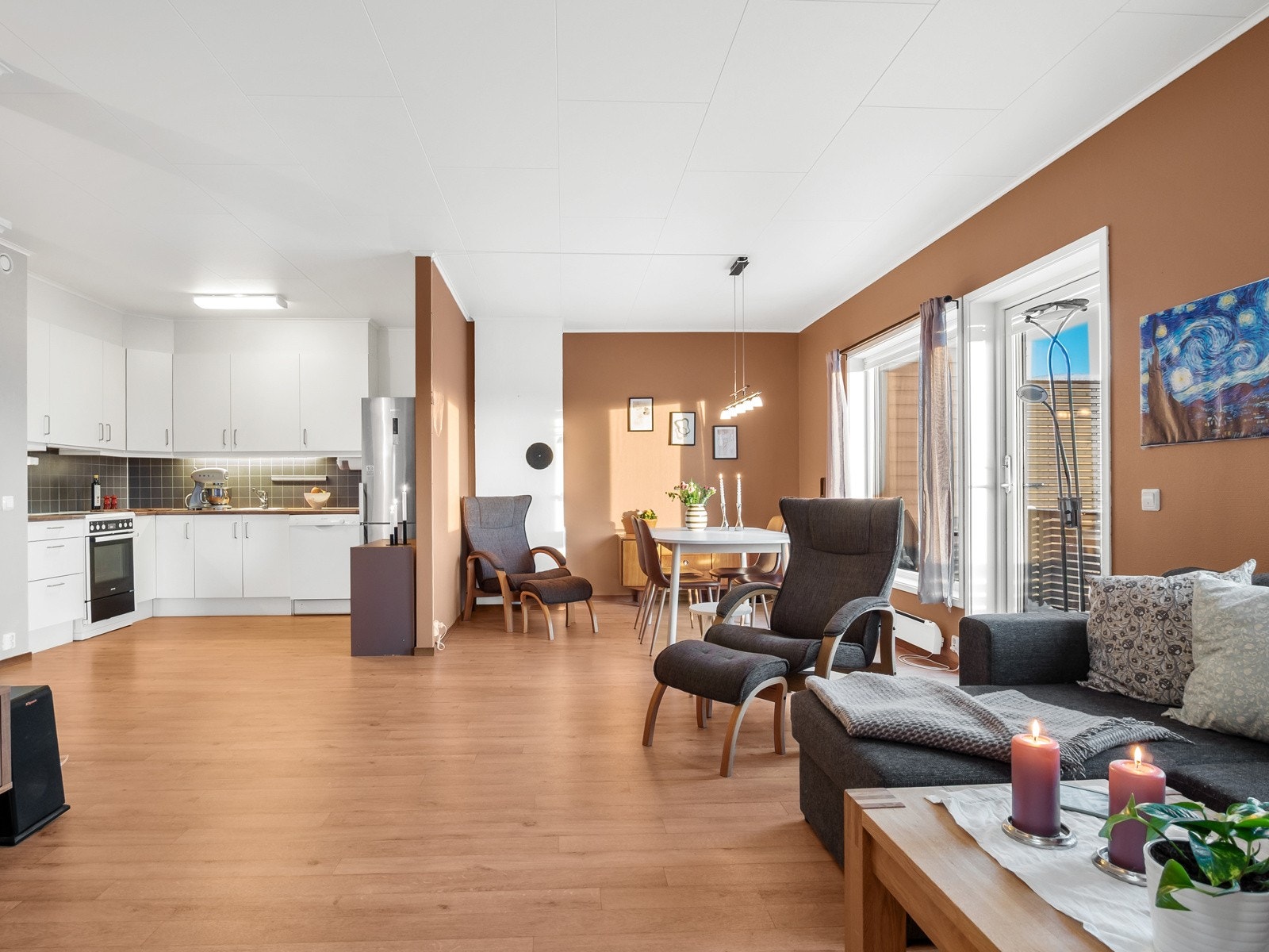 Oversiktbilde av stue og kjøkkendel Galleribilde