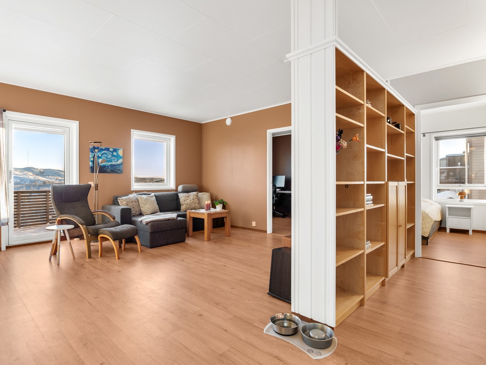 Fra gangen kommer man inn i en åpen stue/kjøkkenløsning Galleribilde