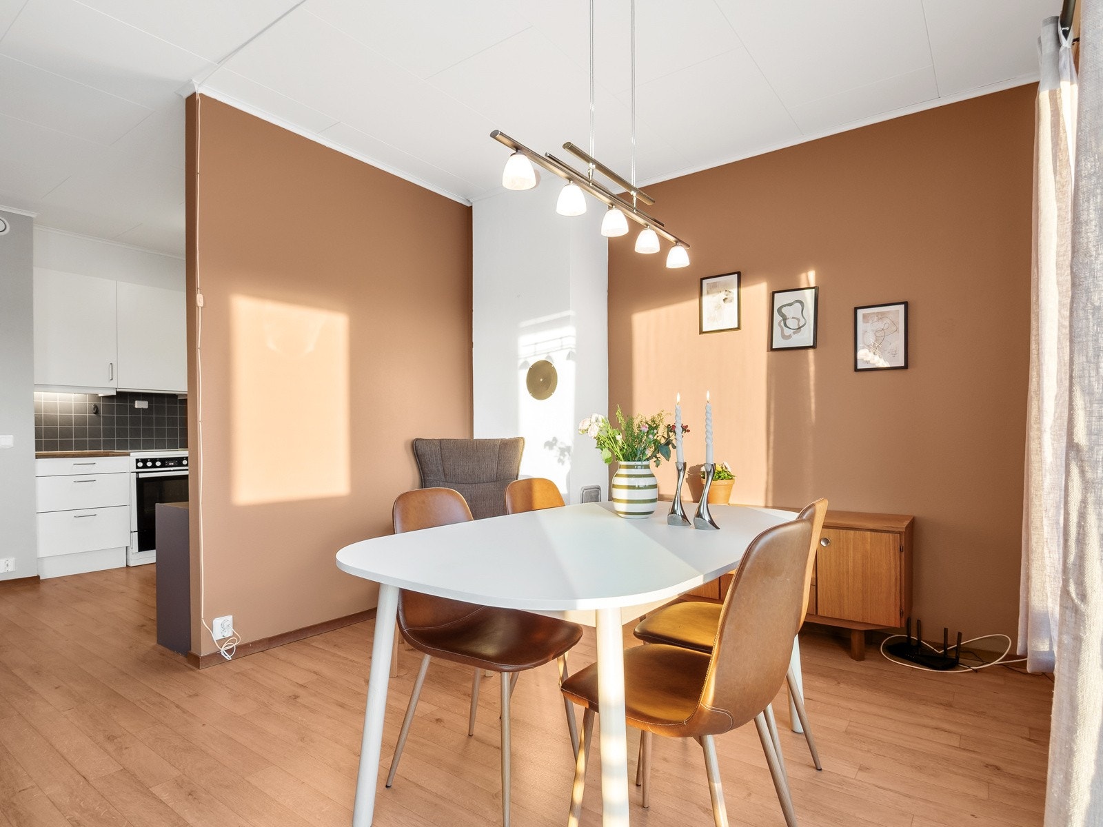 Spisestuedelen med kjøkkenet i bakgrunnen Galleribilde