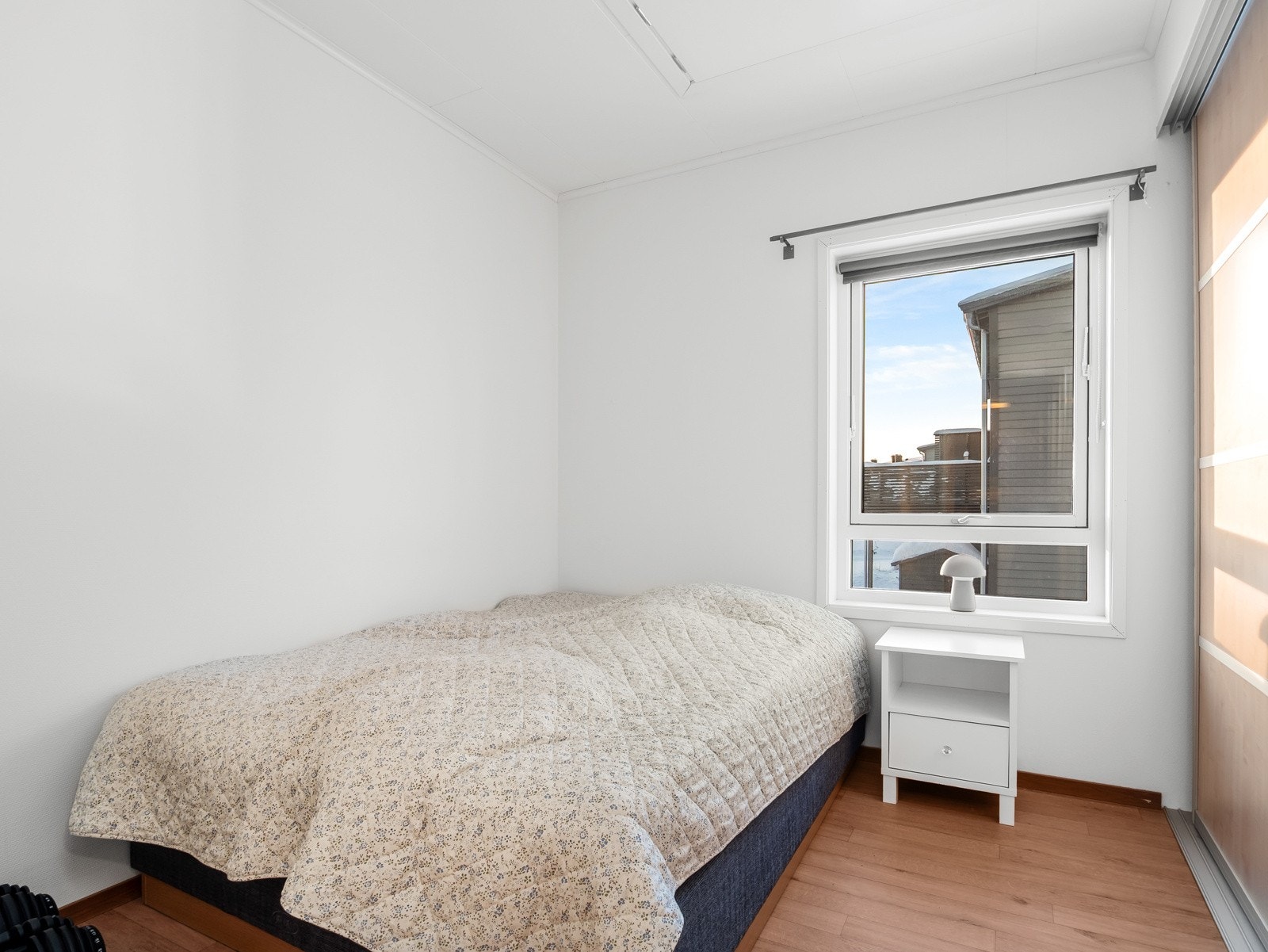 I soverom 2 er det god plass til seng, og det er praktisk skyvedørsgarderobe Galleribilde