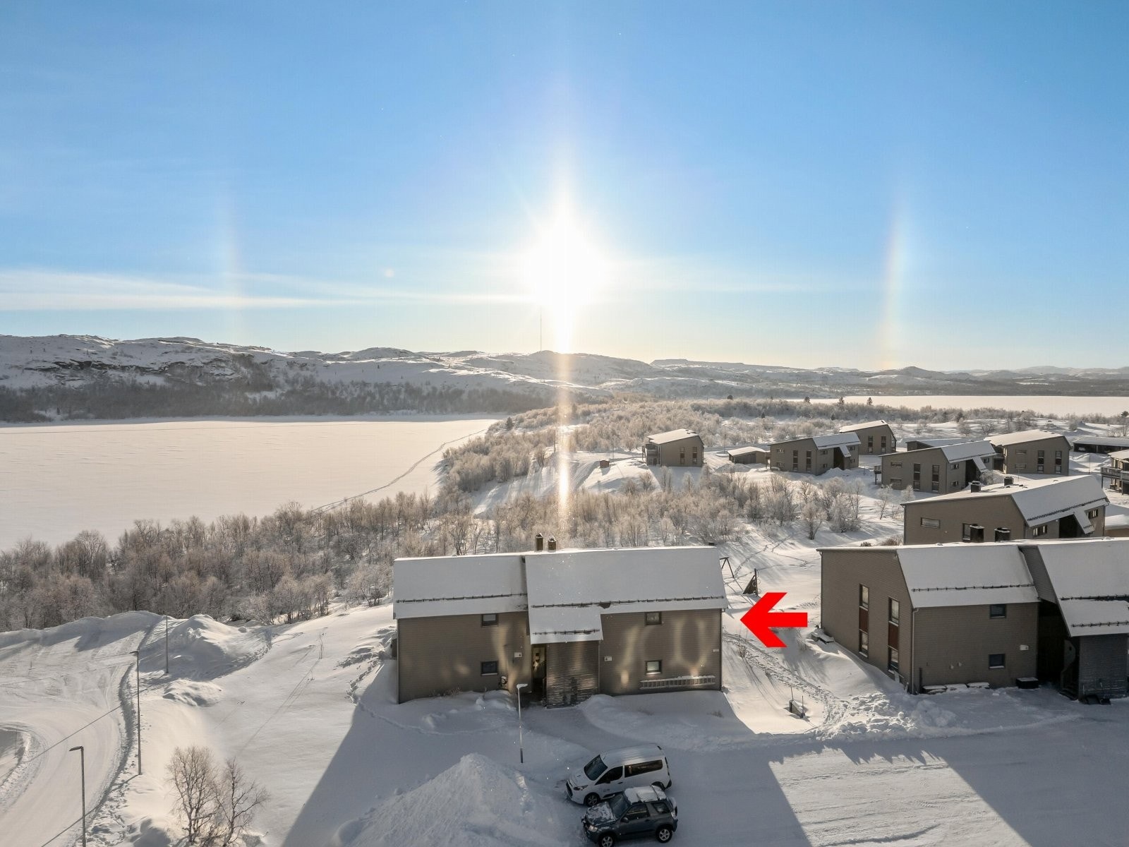Leiligheten har en flott beliggenhet på Skytterhusfjellet, med nydelig utsikt og gode solforhold! Galleribilde