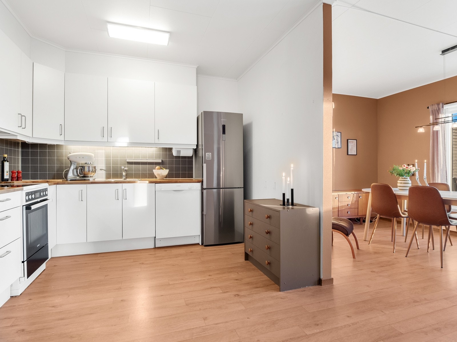 Leiligheten har en fin romløsning, og det er god plass på kjøkkenet samtidig som man kan ha kontakt med de som er i stuen Galleribilde