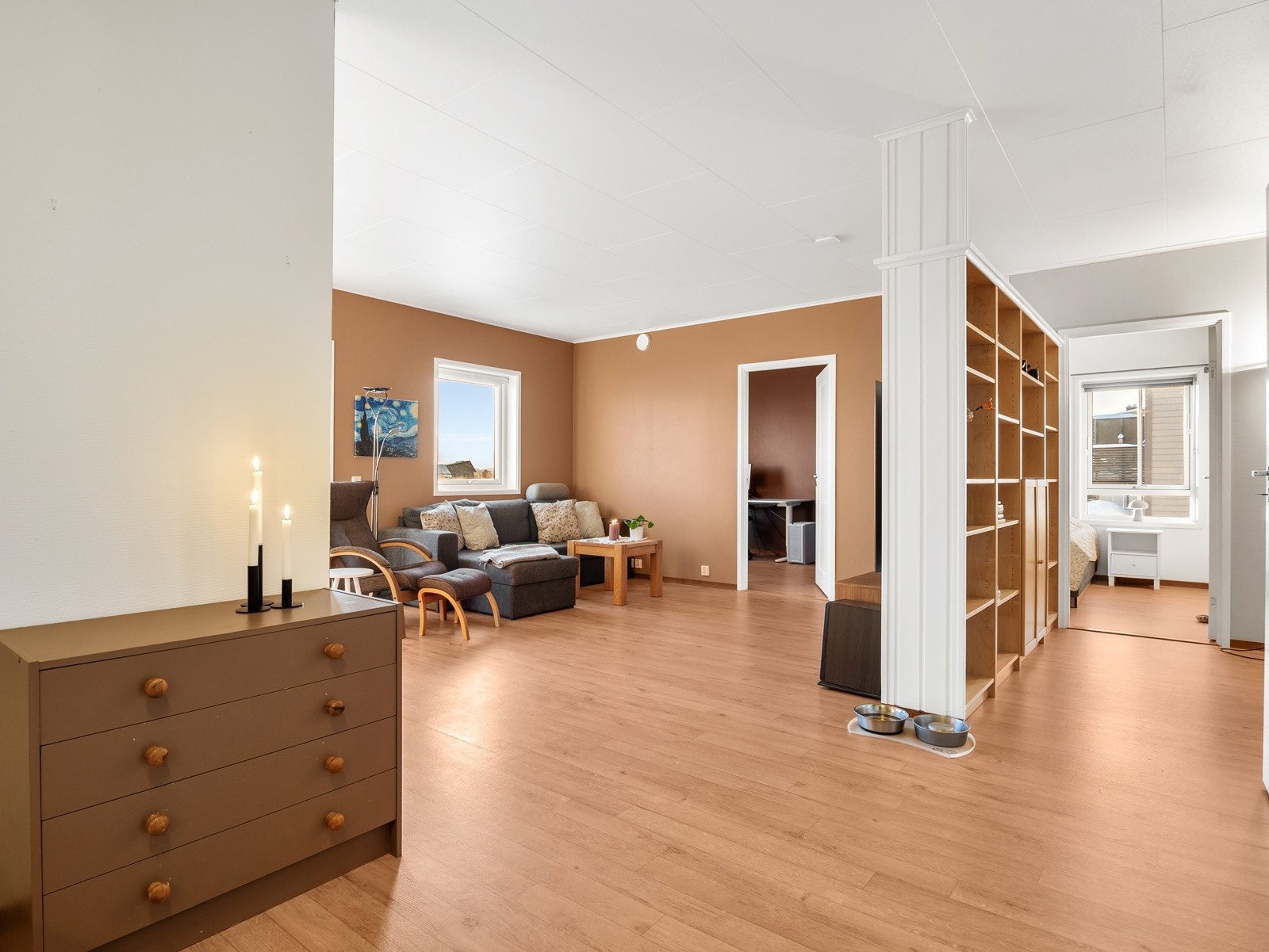 Stuedelen er til venstre i bildet, og soverom og bad er en egen sone til høyre Galleribilde