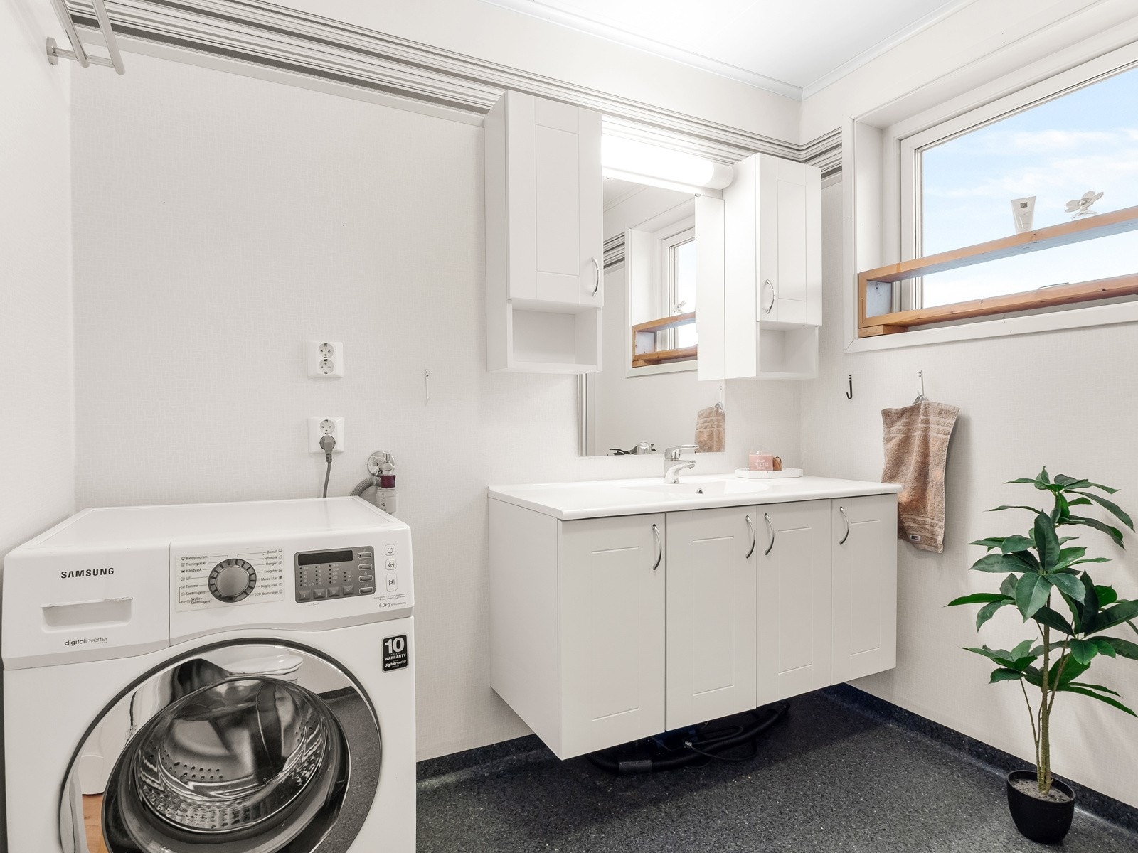 Det er også opplegg for vaskemaskin på baderommet Galleribilde