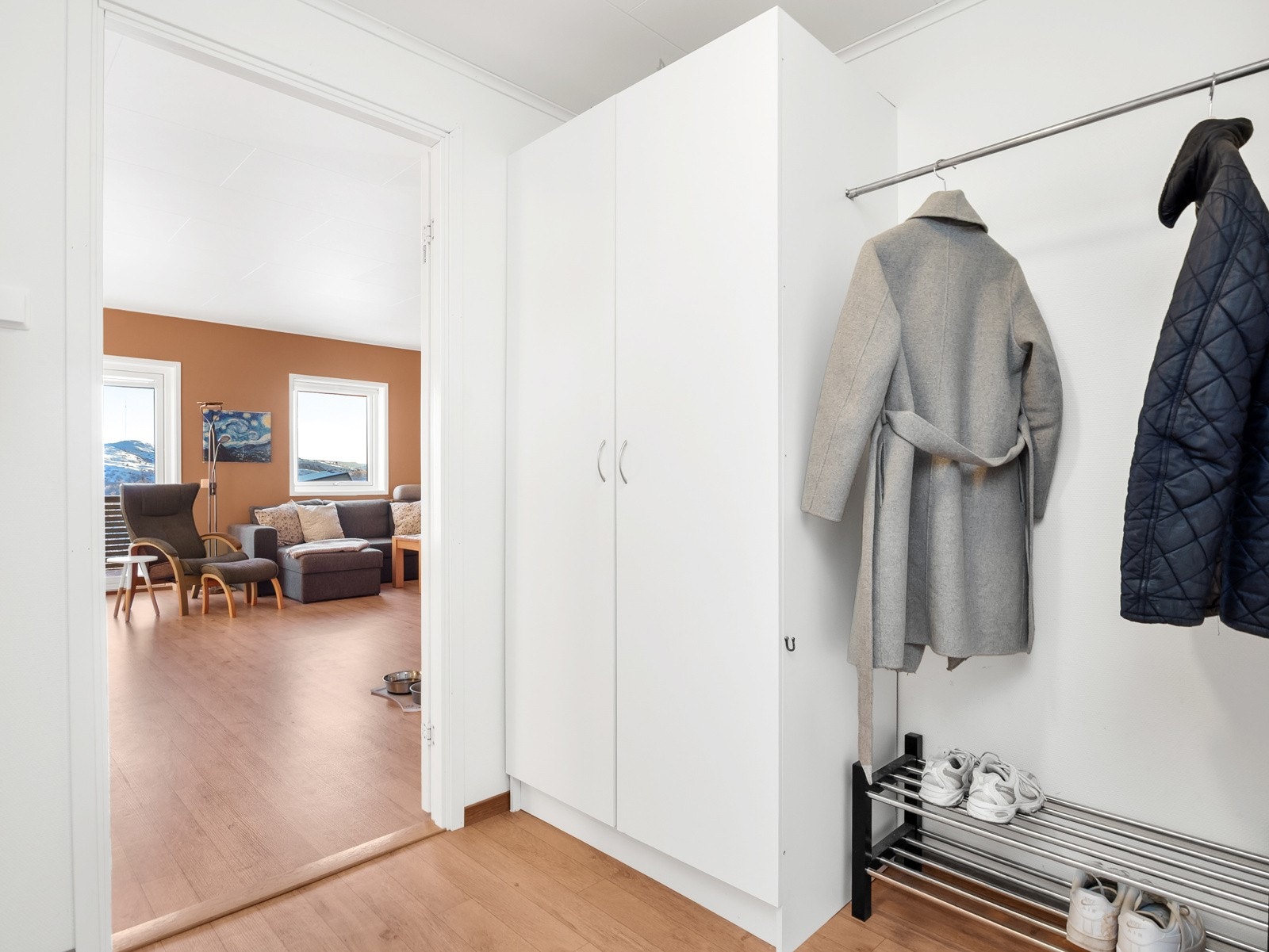 Det er praktisk vindfang med god plass til å henge fra seg, og plass til garderobeløsning Galleribilde