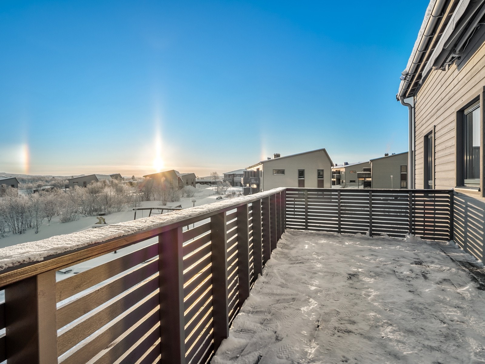 På verandaen er det gode solforhold fra tidlig på dagen til godt ut på kvelden Galleribilde