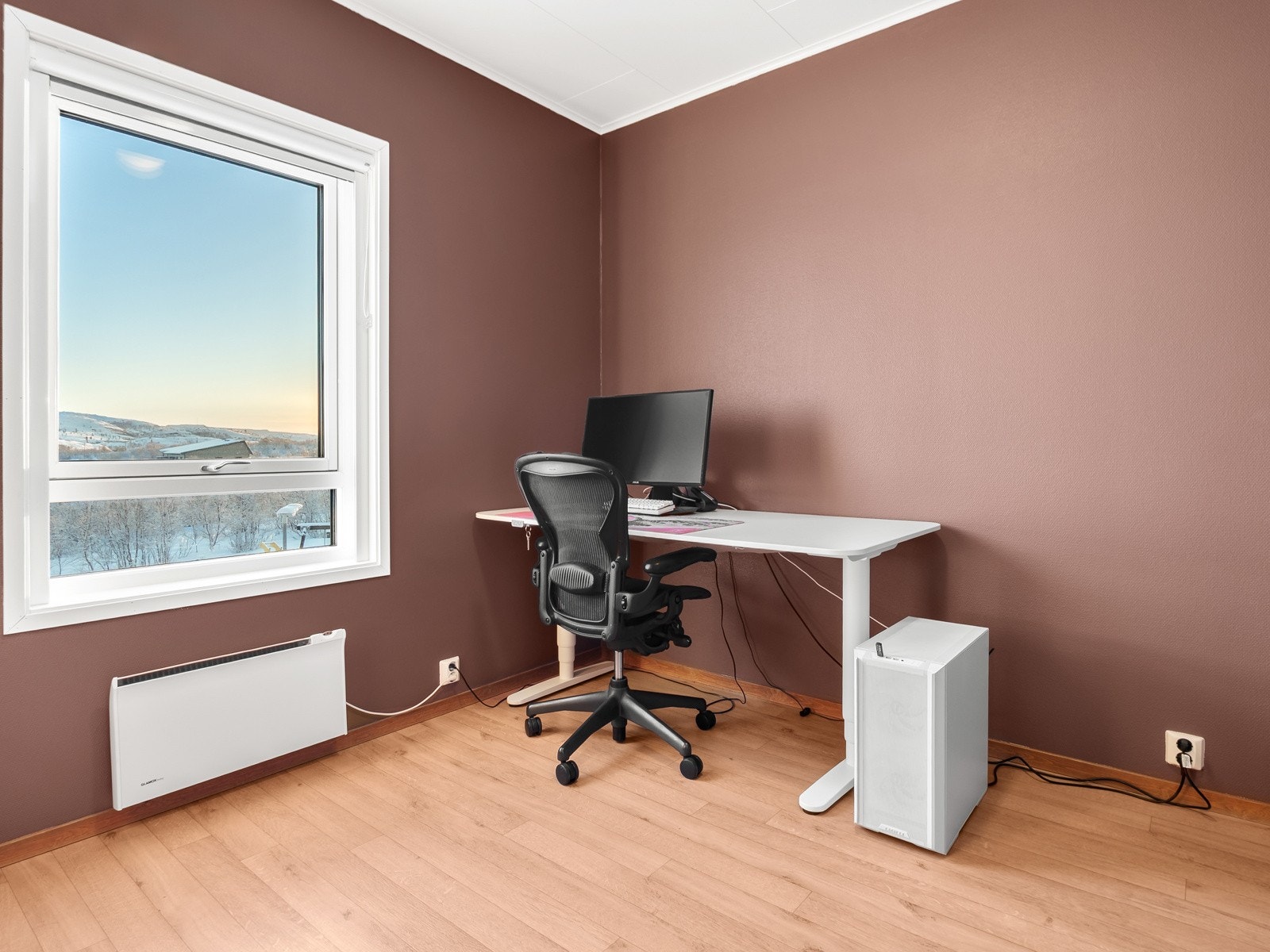 Soverom 3 er plassert i tilknytning til stuen, og brukes idag som hjemmekontor Galleribilde