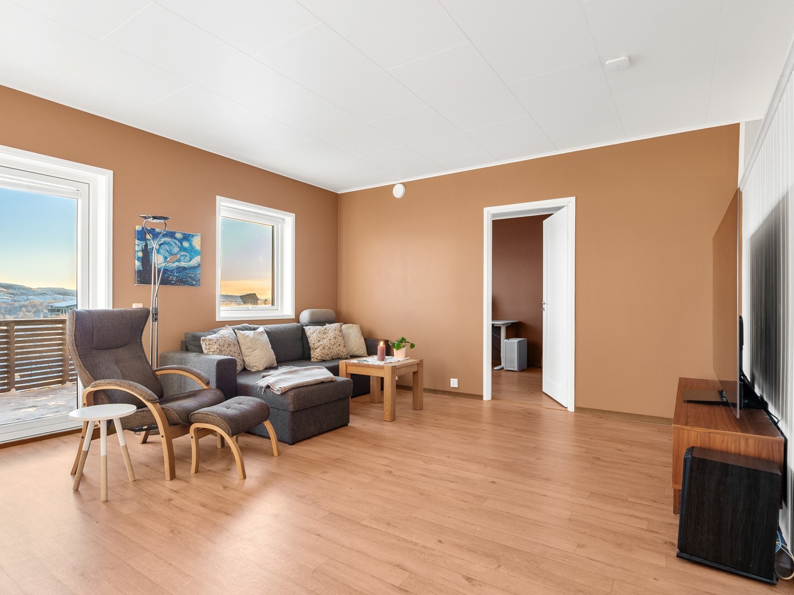 Leiligheten er holdt i lune og behagelige farger, og det er store vindusflater som gir godt med naturlig lys Galleribilde