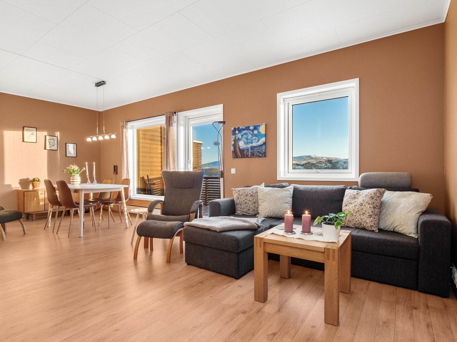 Størrelsen på stuen gjør at man velge ulike møbleringsløsninger Galleribilde