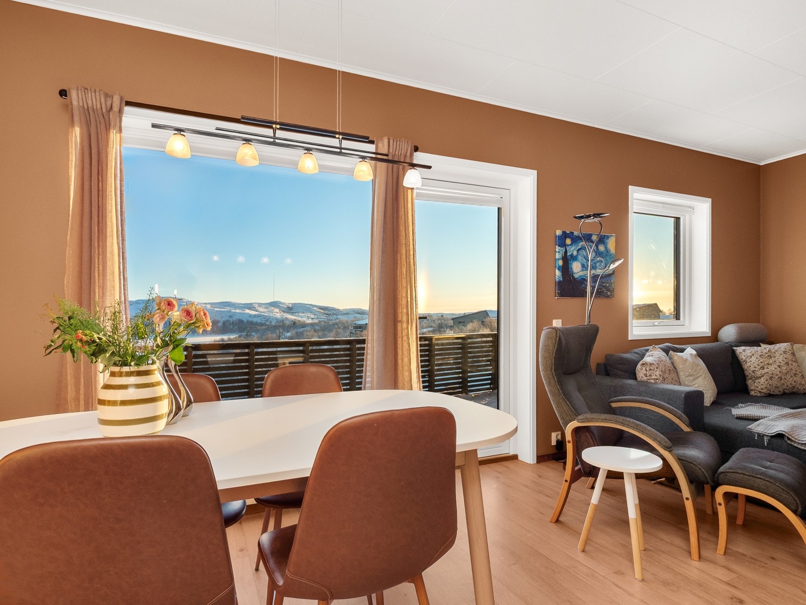 Fra stuen er det utgang til stor, solrik veranda Galleribilde