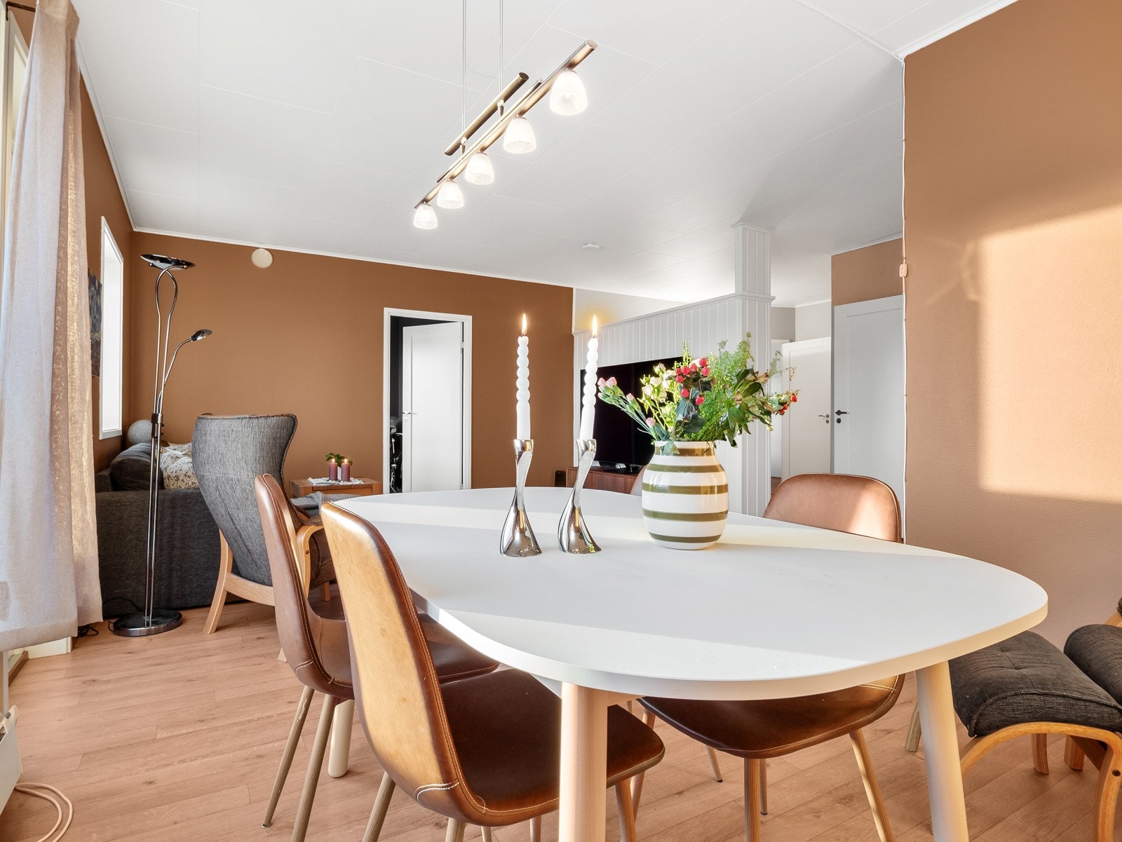 I spisestuedelen er det god plass til å samle hele familien Galleribilde