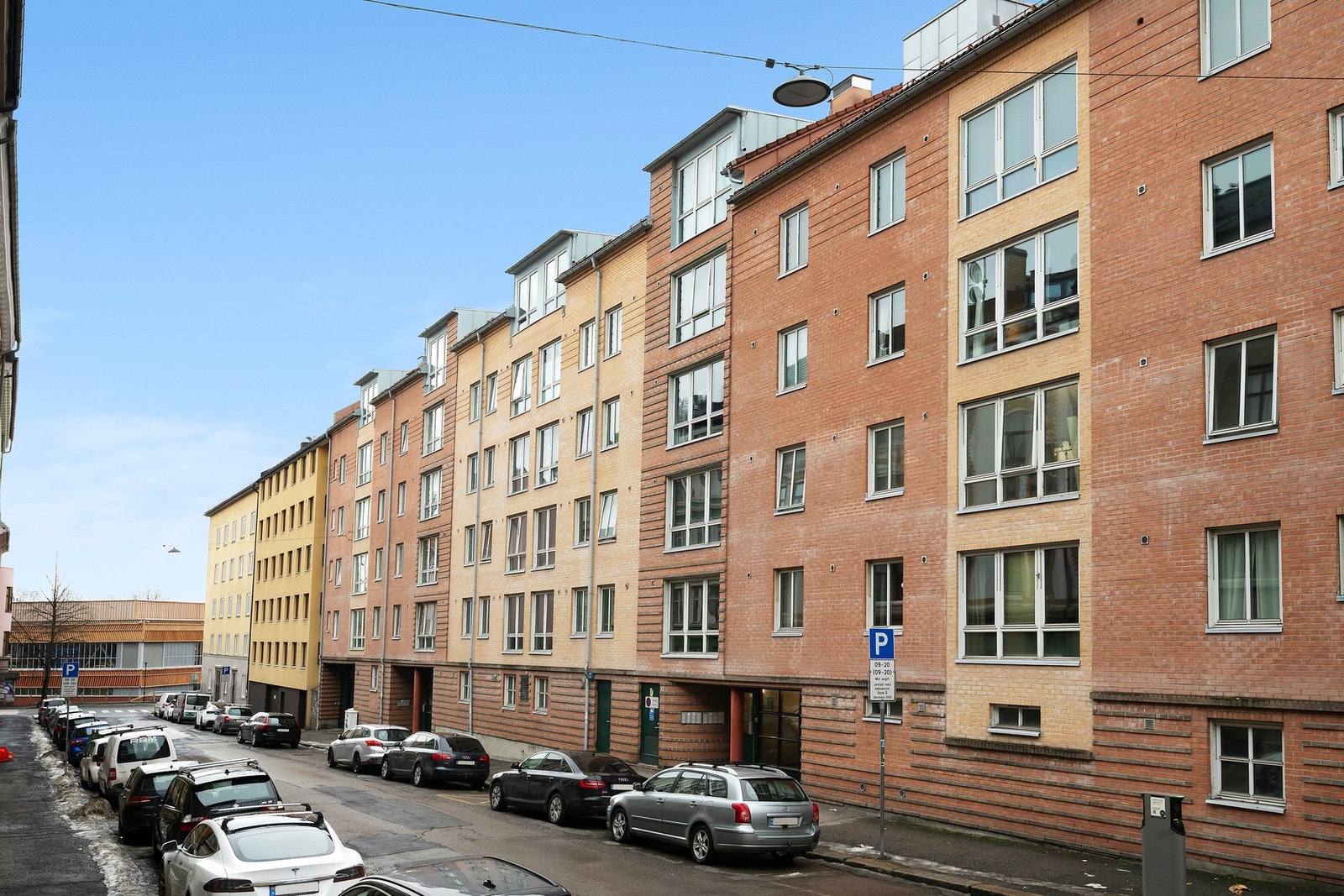 Fasade med byggeår i 1994 Galleribilde