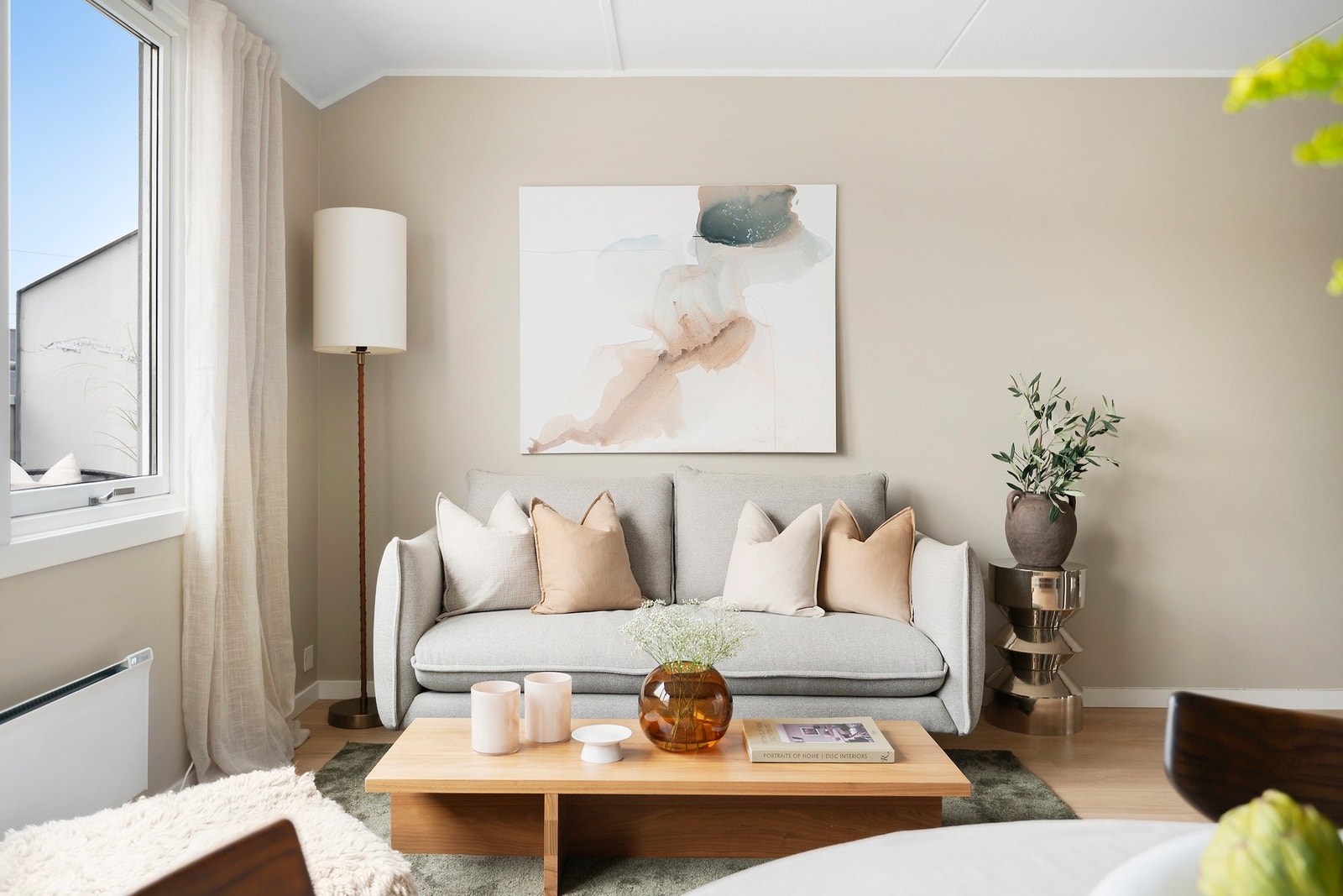 Stuen har plass til sofa, spisebord og tv-møblement Galleribilde