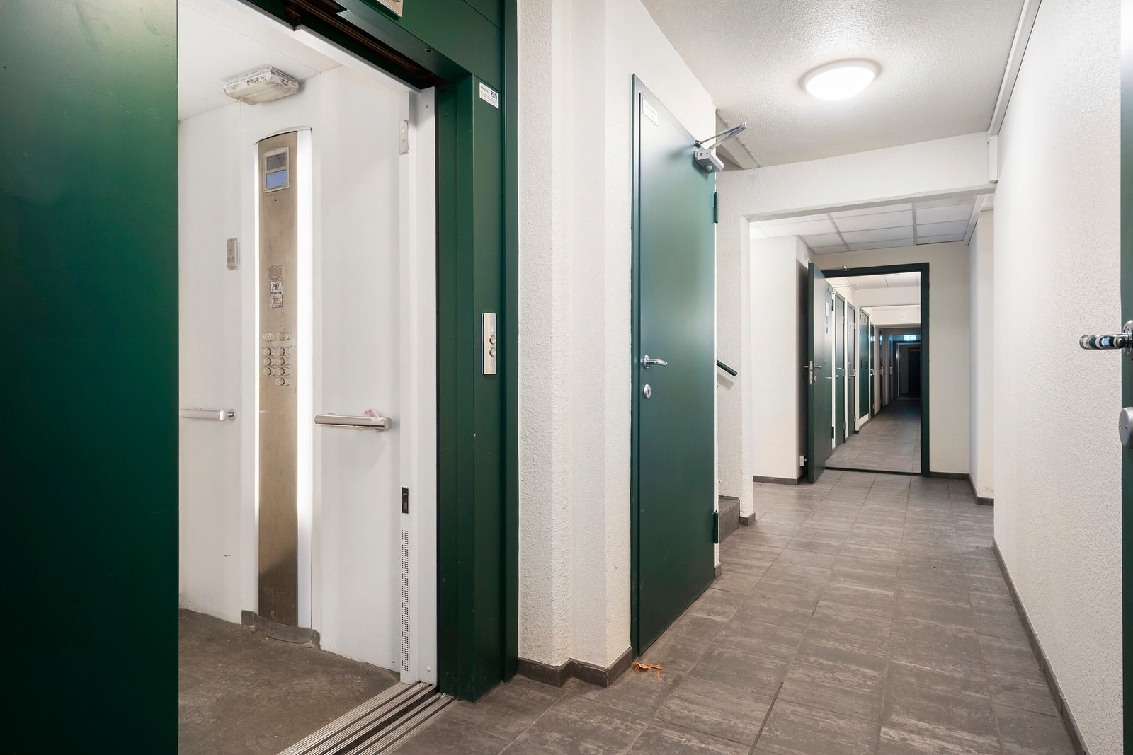 Heis i bygget som tar deg opp til etasjeplan Galleribilde
