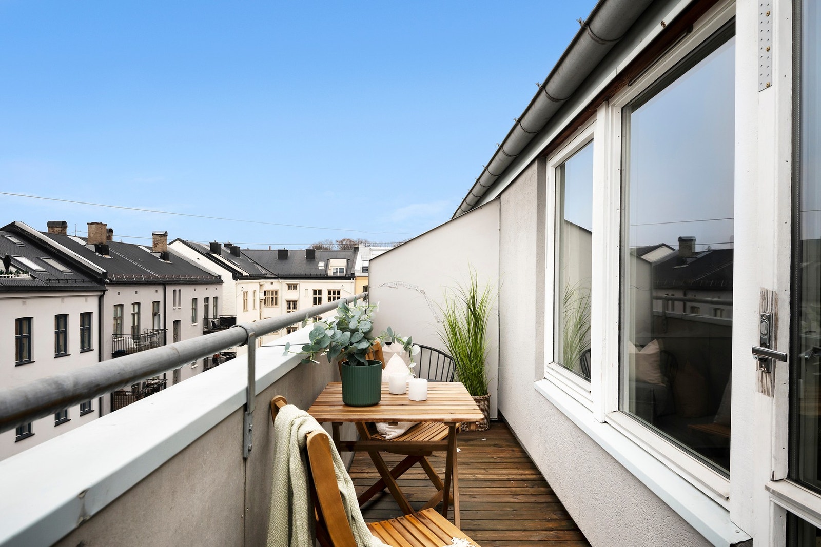 Vestvendt terrasse på 6 kvm mot bakgård Galleribilde