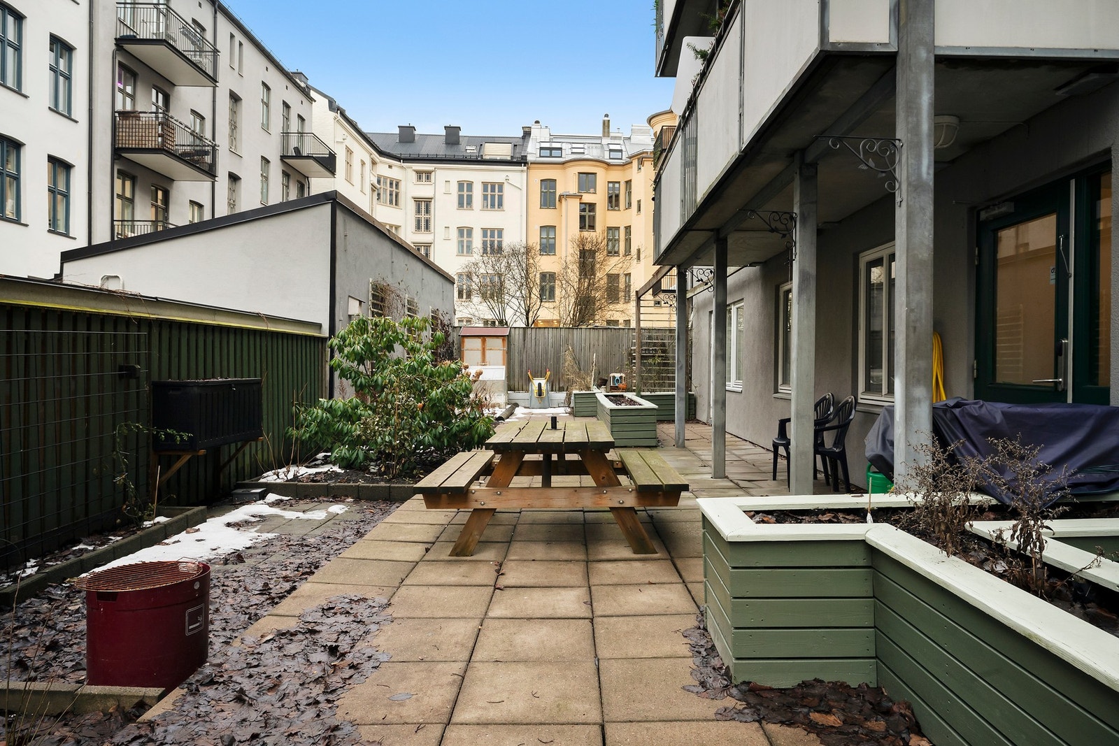 Felles bakgård med beplantning og sittegrupper Galleribilde