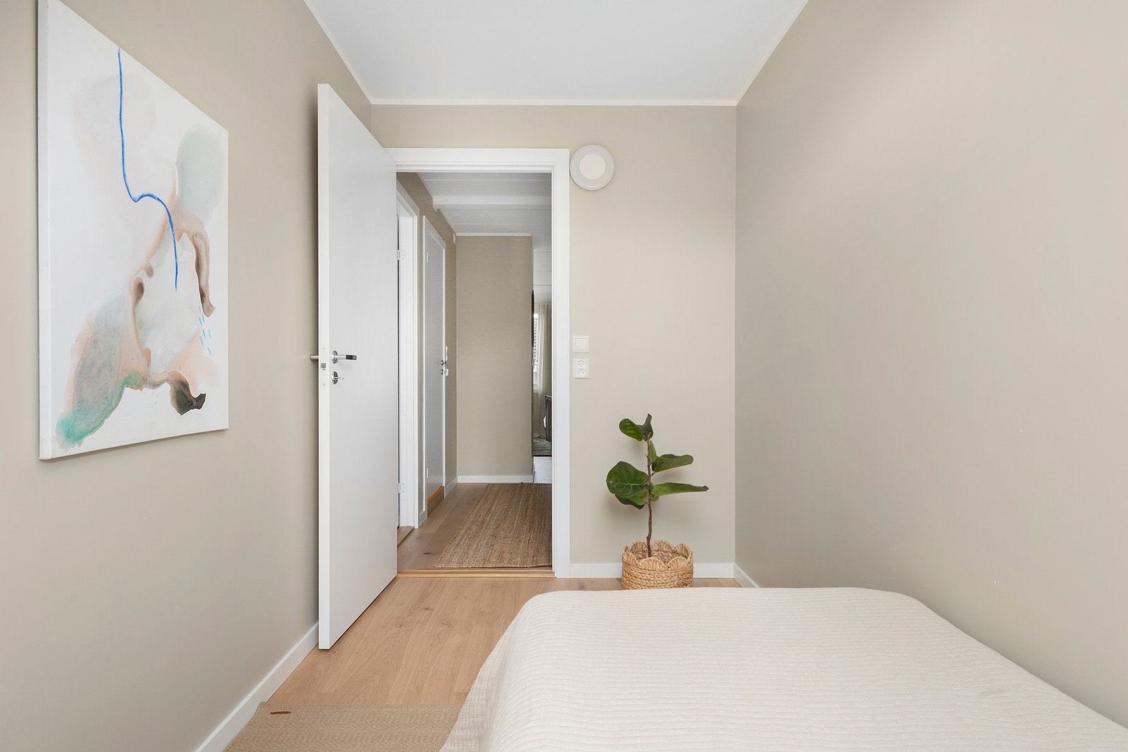 Innvendig bod/kontor/soverom 2 - Rommet er byggemeldt som bod og er ikke godkjent for varig opphold Galleribilde