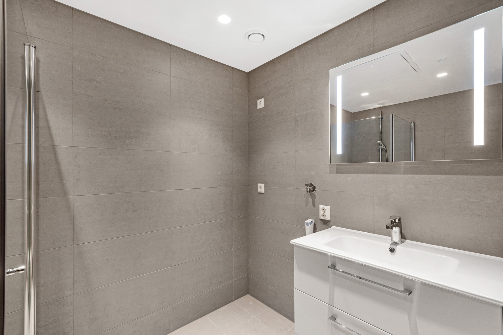 Lekkert bad med opplegg til vaskemaskin og tørketrommel Galleribilde