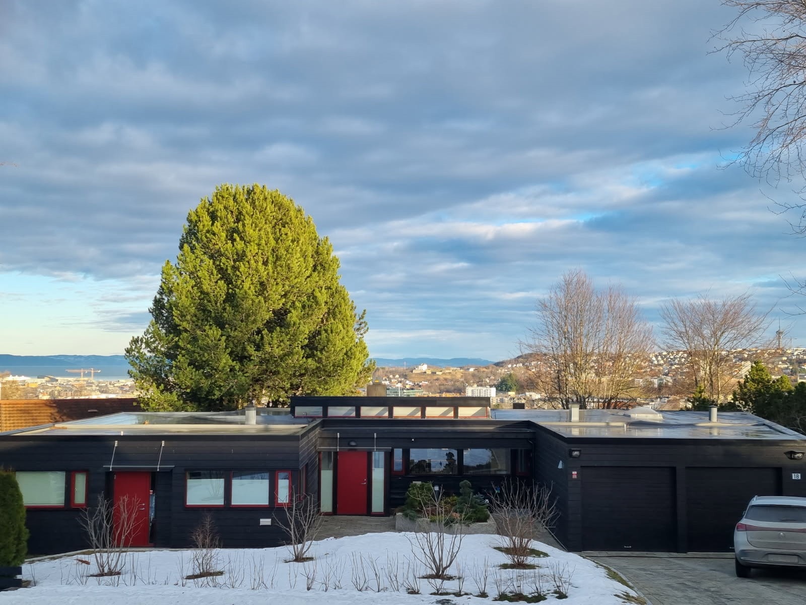 Boligen på hovedsakelig en etasje ligger fremskutt på et platå med store vinduer mot den storslåtte utsikten over byen. Galleribilde