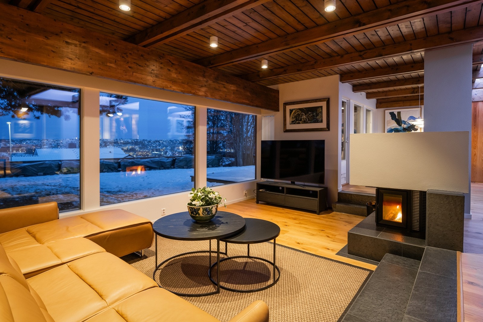 Store vindusflater som slipper, sol, daglsys og utsikt inn i boligen. Galleribilde