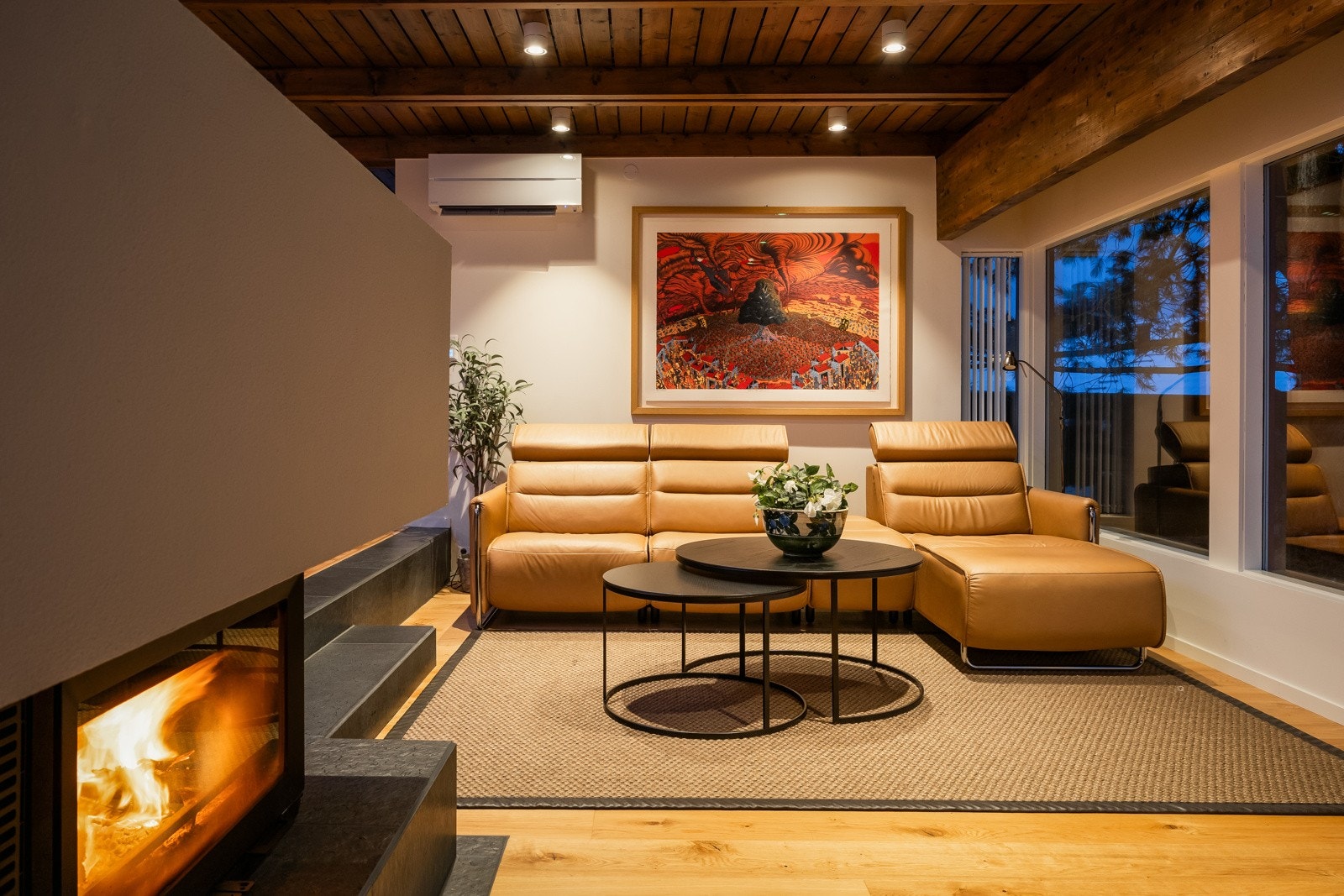 Midt i stua ligger en grandious peis utført i den eksklusive pillarguri-skifer med en ny, rentbrennende peisinnsats. Galleribilde