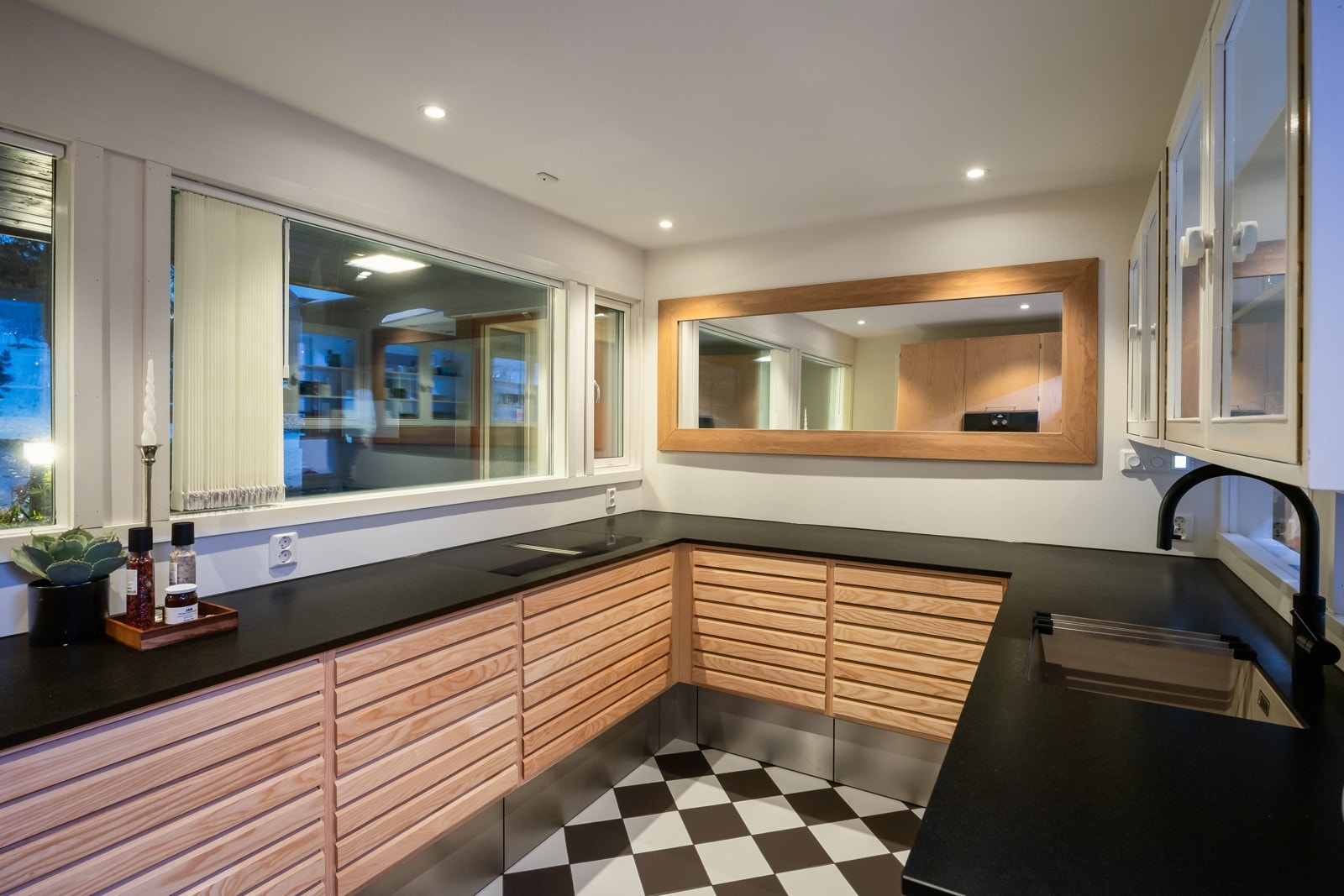 Kjøkkeninnredningen i ask er fra Uno form. Galleribilde