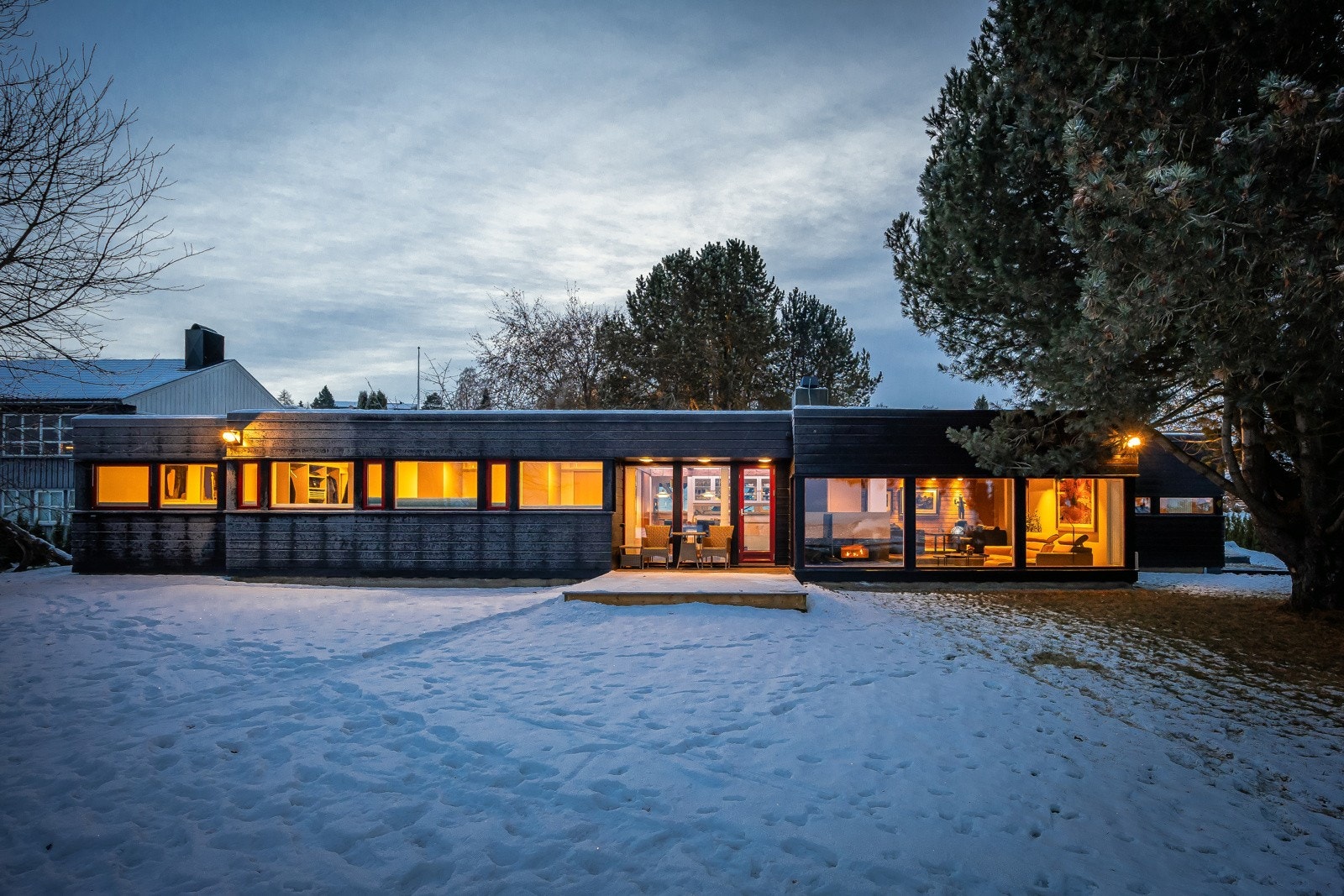 Den er nylig gjennomrenovert i hovedgrep og detaljer, og er utvilsomt en av Trondheims mest dyrebare arkitekt-skatter fra 60- og 70-tallet. Galleribilde