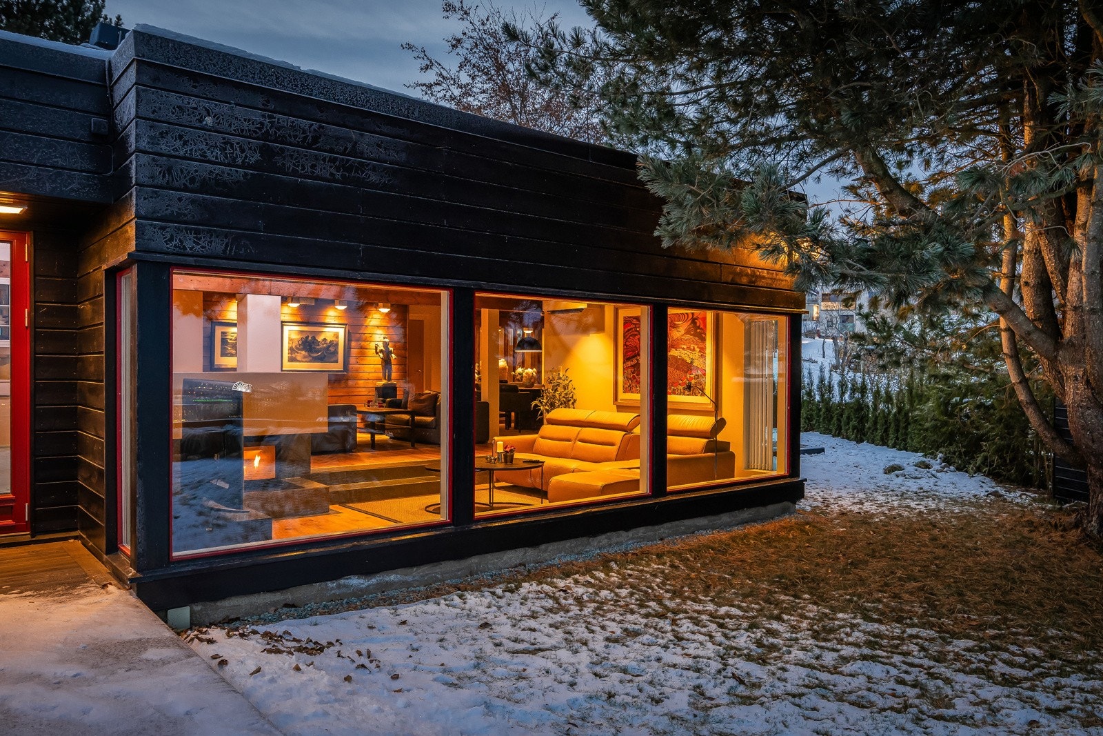 Boligen på hovedsakelig en etasje ligger fremskutt på et platå med store vinduer mot den storslåtte utsikten over byen. Galleribilde
