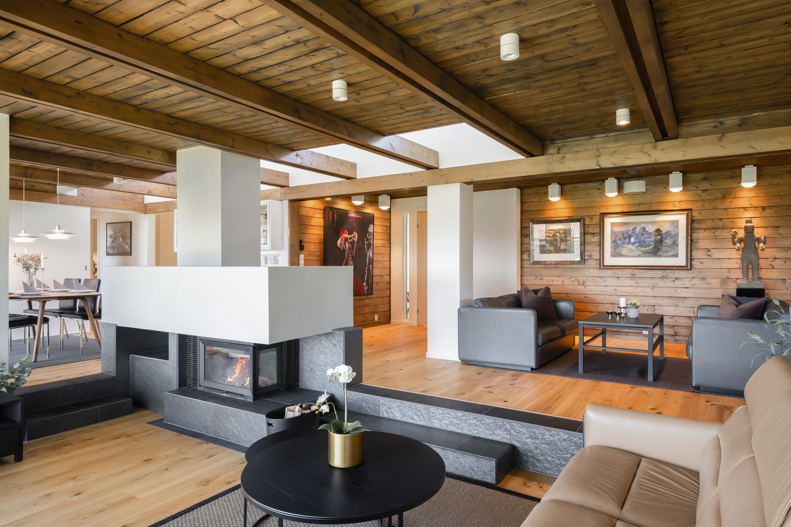 Nye tre-lagsglass-vinduer i hele huset, utenom takvinduene (hvor det er 2-lagsglass). Galleribilde