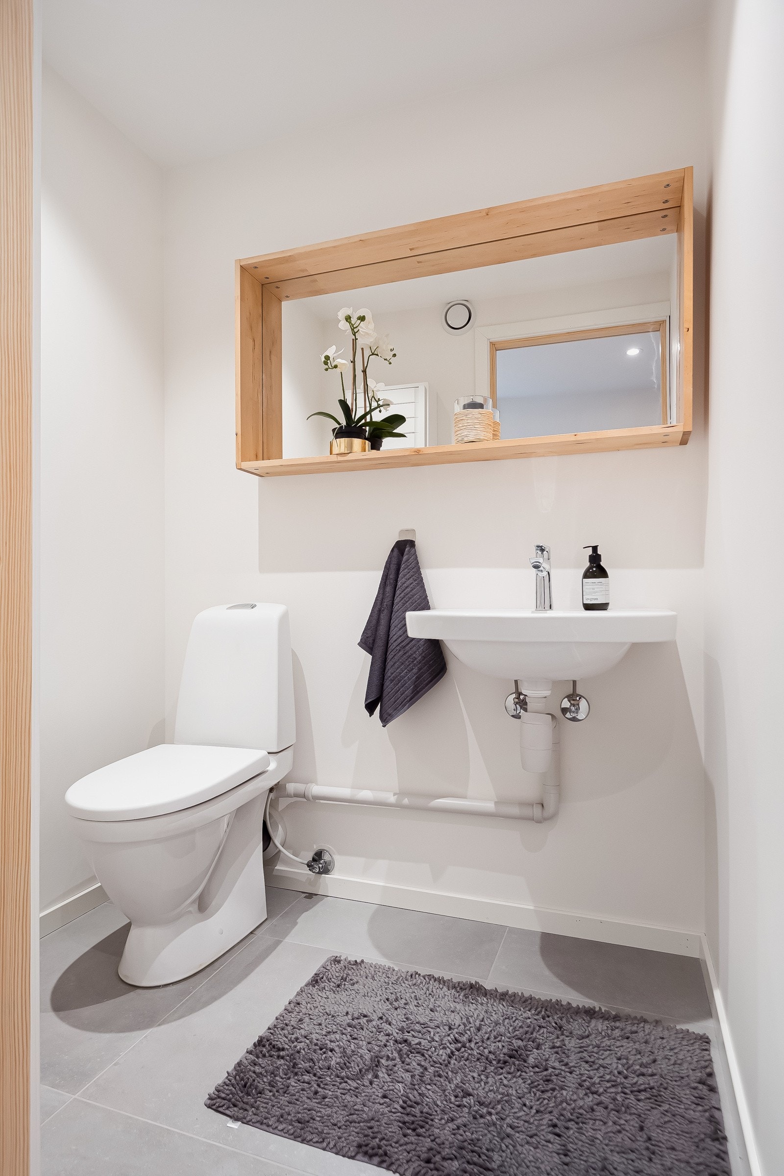 Separat toalettrom/ gjestetoalett ved inngangsparti. Galleribilde