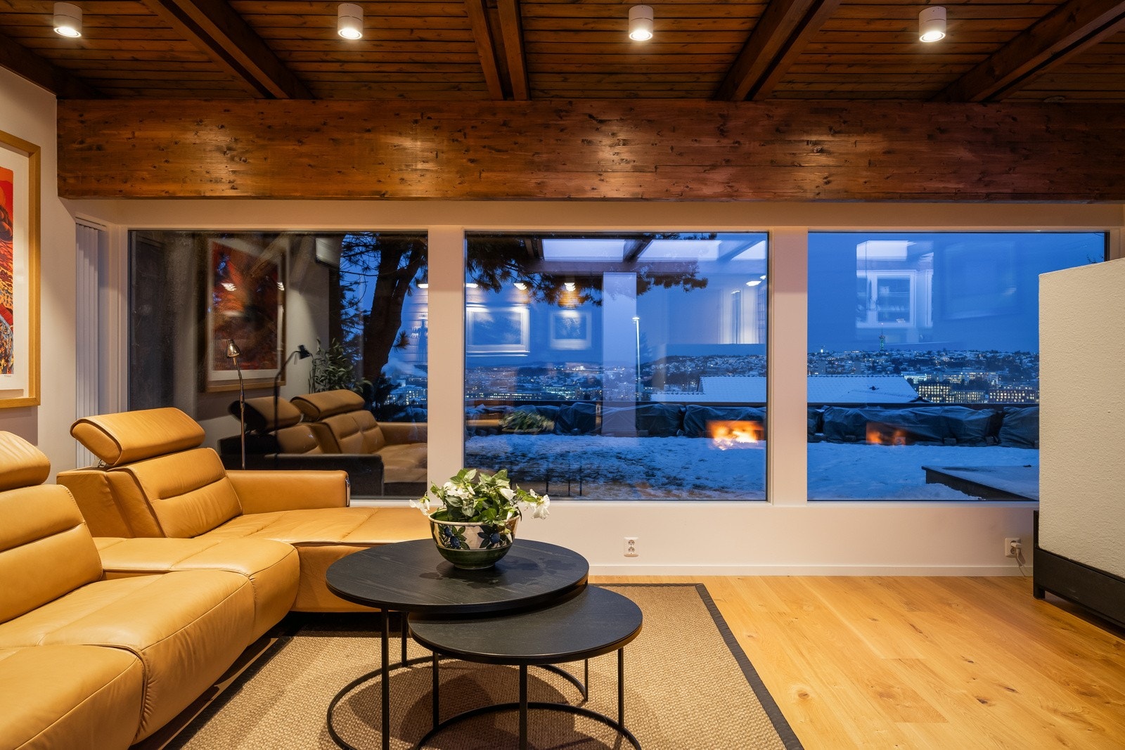 Stue med utsikt over store deler av byen. Galleribilde