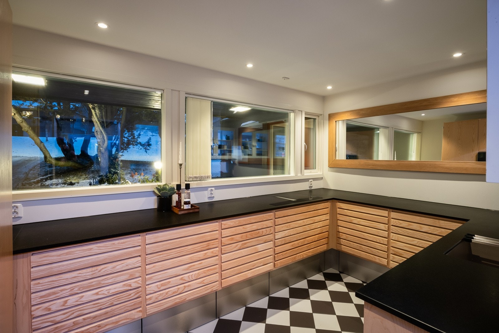 Kjøkkeninnredningen i ask er fra Uno form. Sort granitt benkeplate med Quooker funksjon på armaturet. Galleribilde