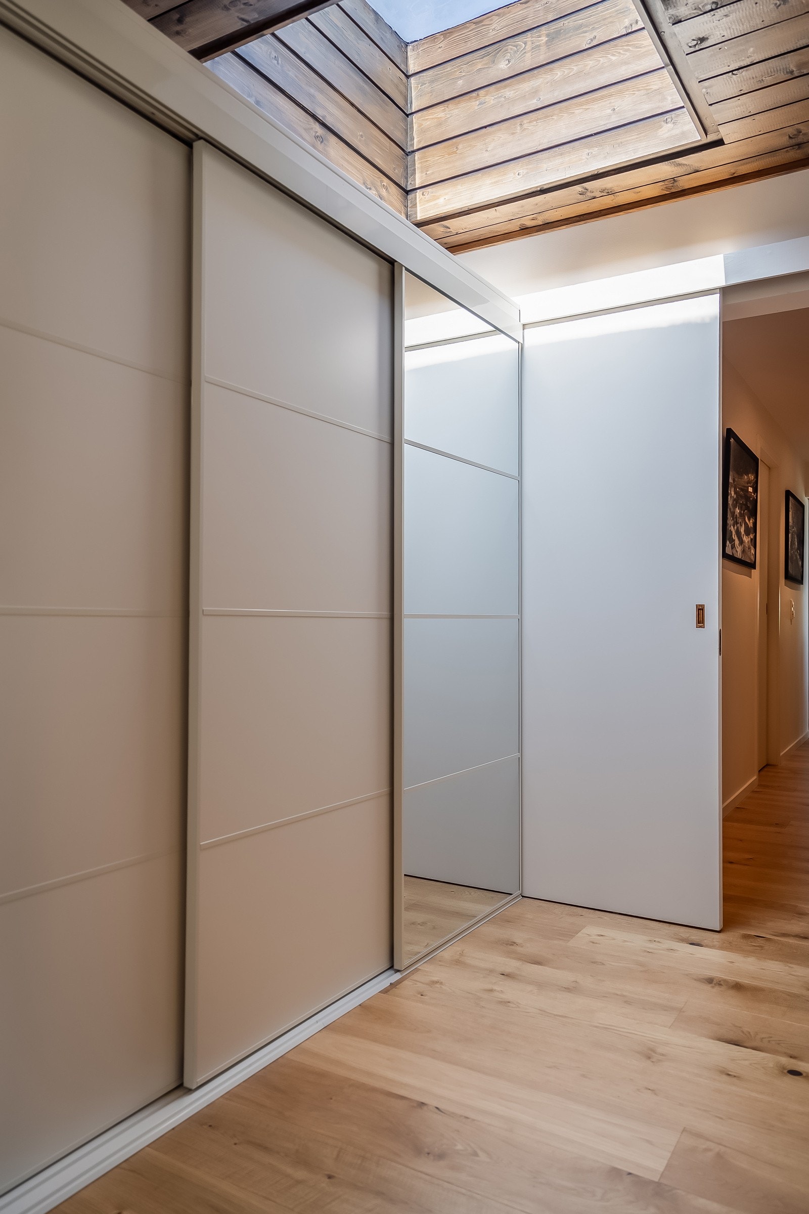 Gangen er brudt opp ved at en garderobeseksjon har "flyttet" hit, og gitt plass til et fjerde soverom i rekke utenfor. Galleribilde