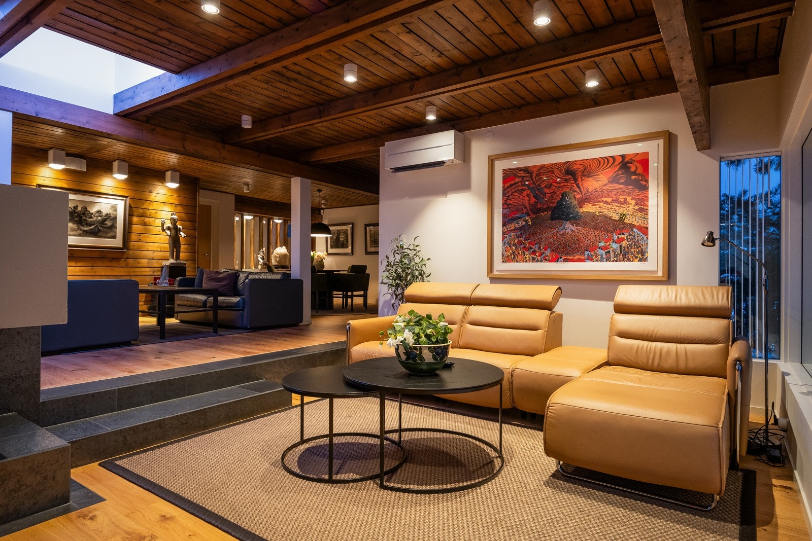 Stuedel mot terrasse og tomt er nedfelt, dette skaper et naturlig skille mellom sonene i boligen. Galleribilde