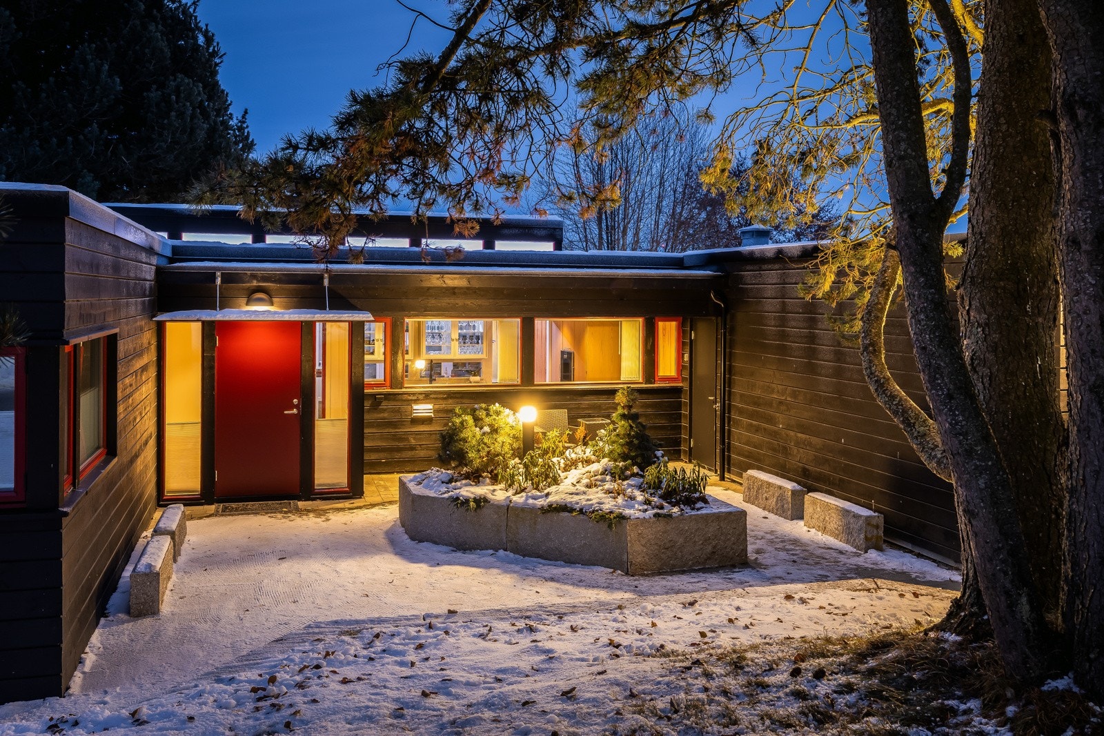 Det er arrondert og lagt nytt betongsteindekke ved adkomst og steinlagt plass i atriet, samt etablering av belysning. Galleribilde