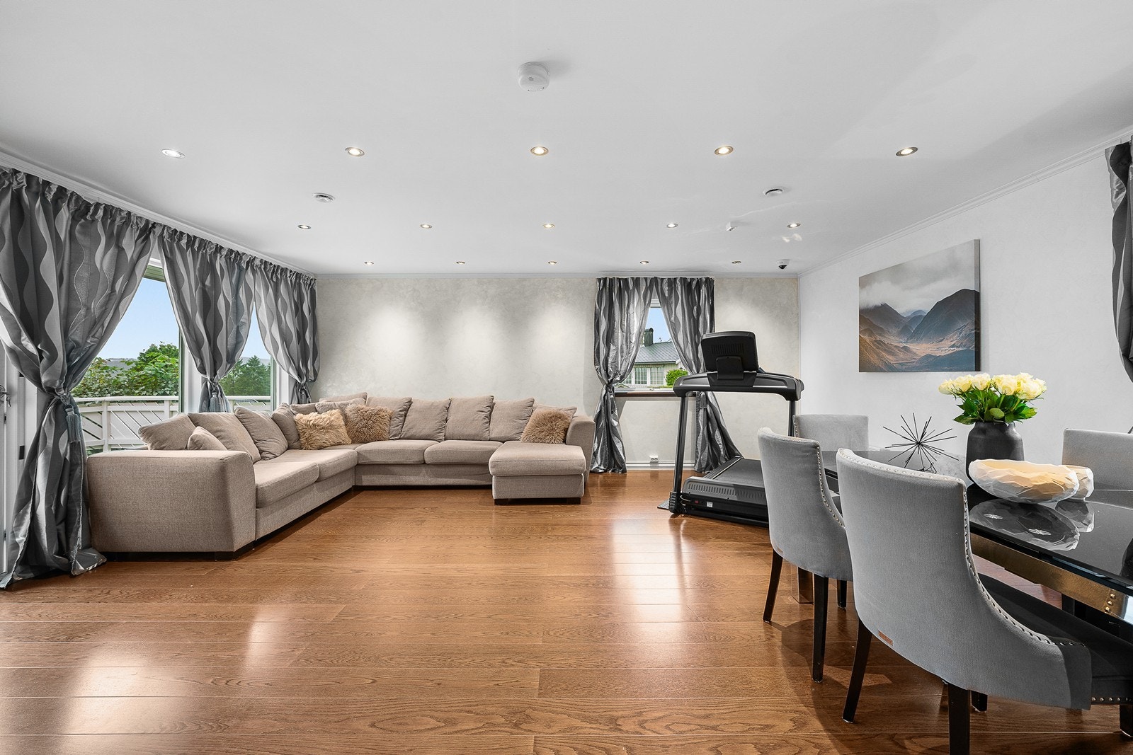 Romslig stue/spisestue med gode møbleringsmuligheter. Oppvarming med varmepumpe eller panelovn. Galleribilde