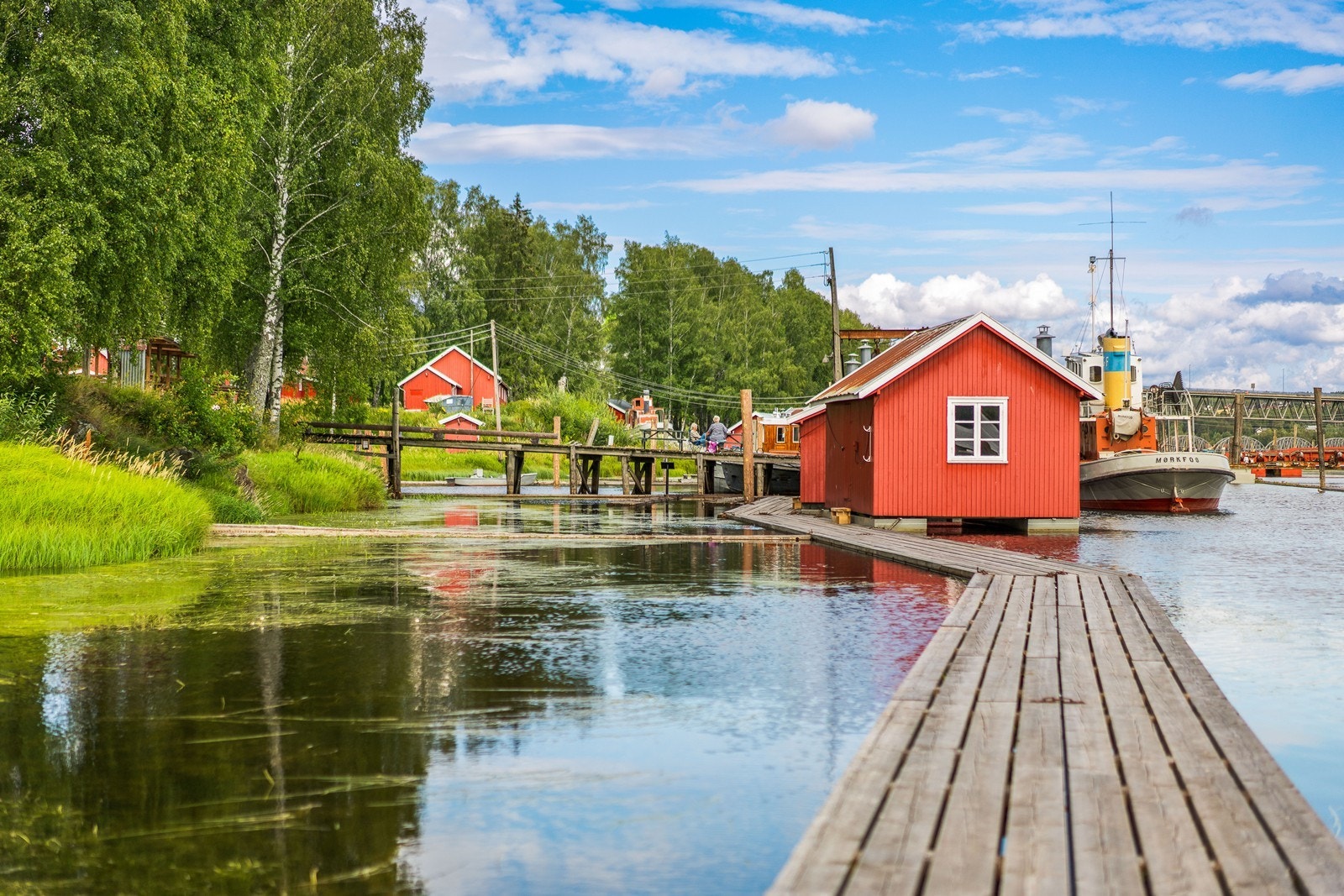 Fetsund lenser er et nasjonalt kulturminne og ligger langs Glomma. Nærområdet byr ellers på flotte tur- og friluftsområder og et variert kultur- og fritidstilbud. Galleribilde