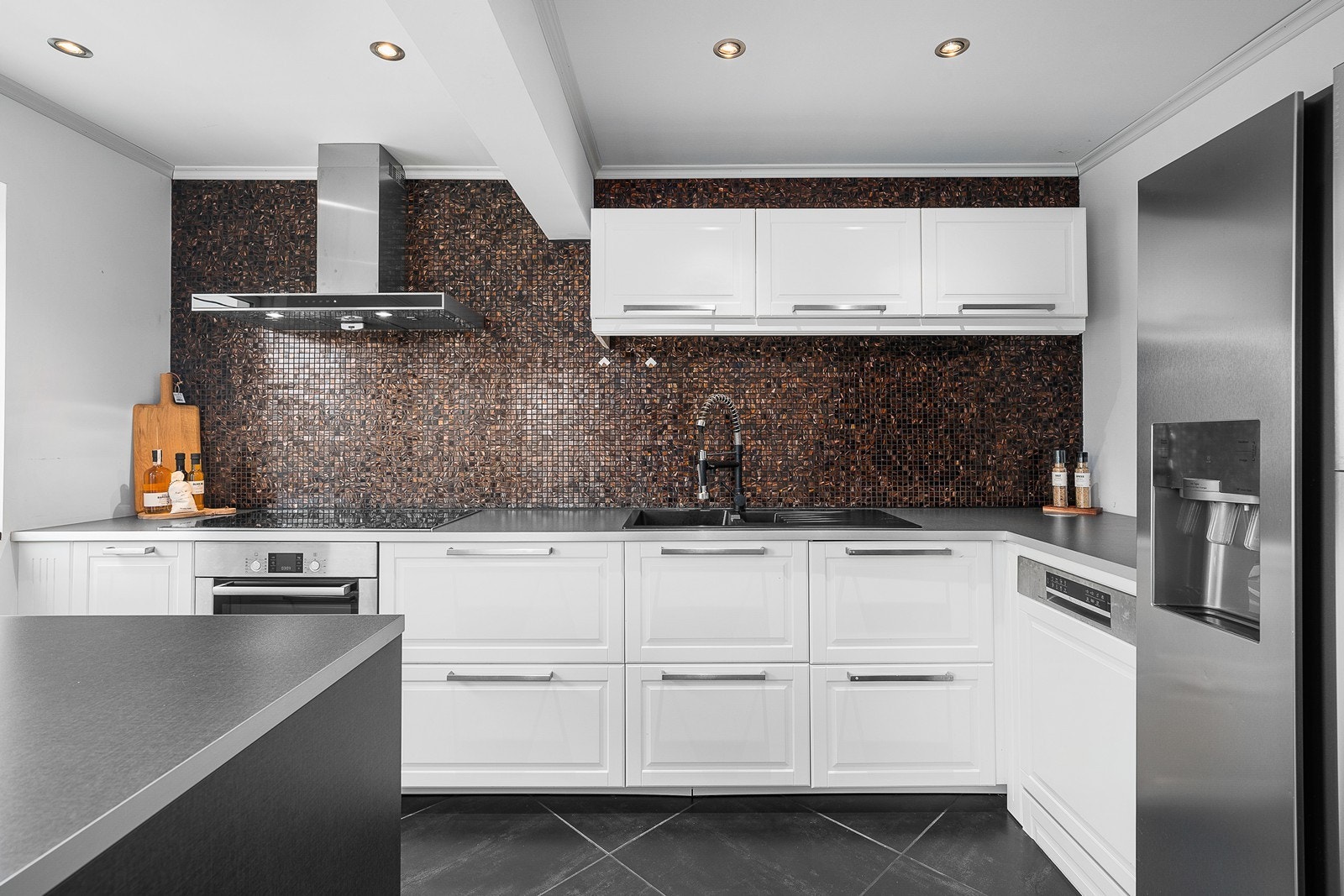 IKEA-kjøkkenet fra 2017 med integrert oppvaskmaskin og stekeovn. Galleribilde