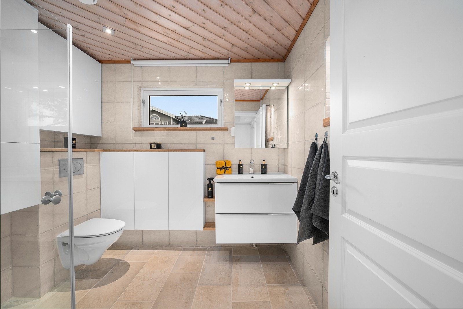 Flislagt bad med gulvvarme. Servantskap og øvrig oppbevaringsplass montert i nyere tid. Galleribilde