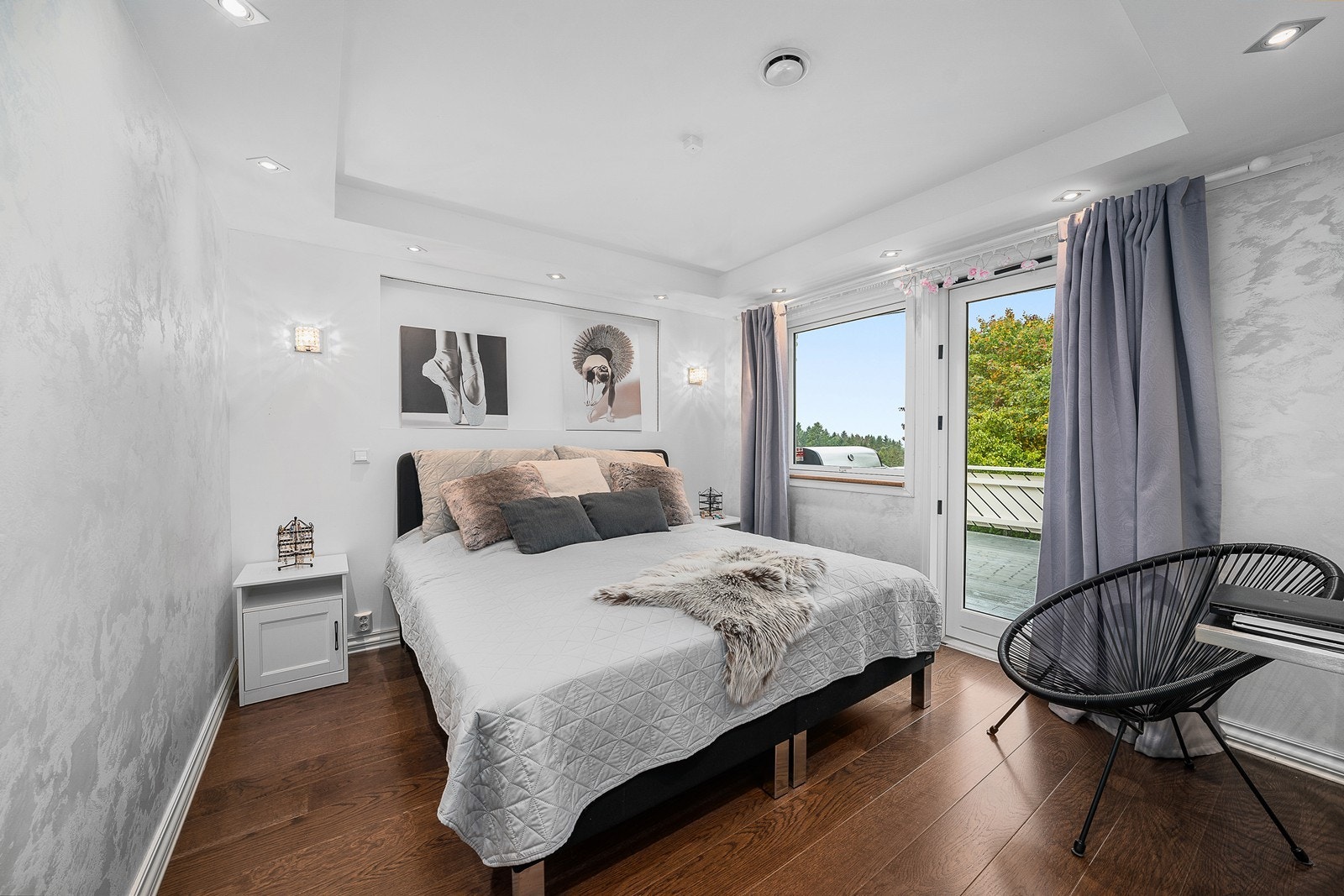 Hovedetasjen har tre romslige soverom der hovedsoverommet har en egen dør ut til terrassen. Galleribilde