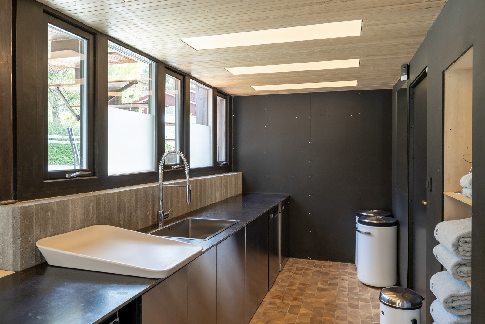 Vaskedelen har innredning beståene av en massiv stålplate i hel lengde. Galleribilde