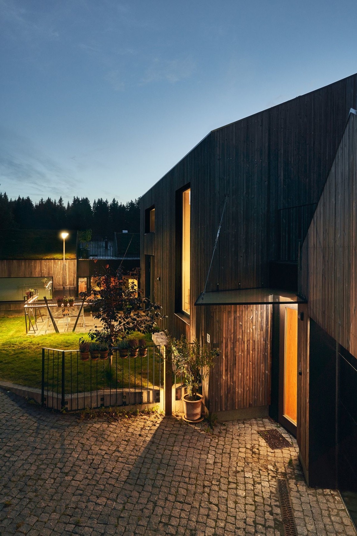 Uteområdene 360 grader rundt huset er lyssatt og slår seg automatisk på når det blir mørkt. Galleribilde