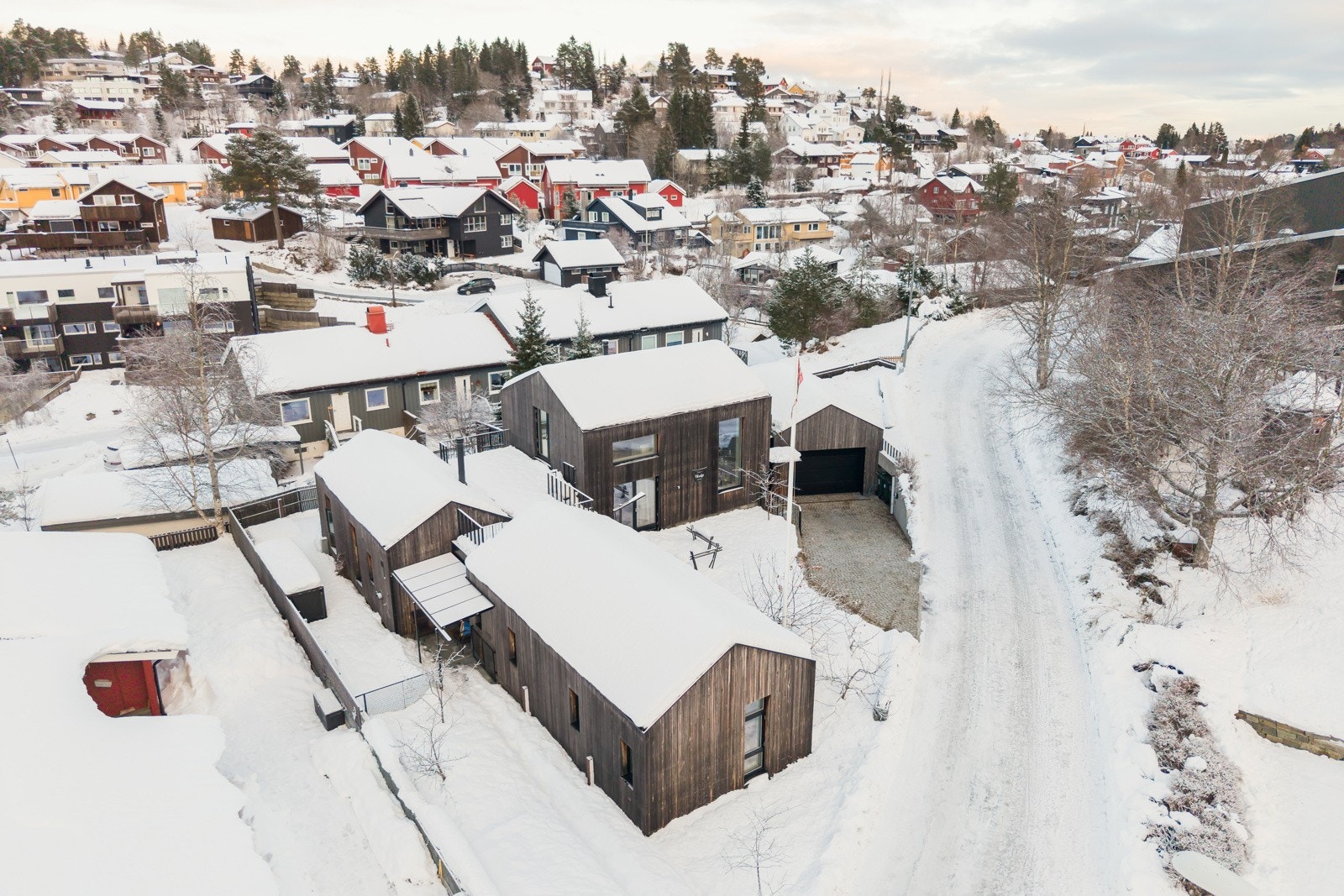 Fra sørsiden av boligen har man egen adkomst til det som i dag er en utleiedel. Galleribilde
