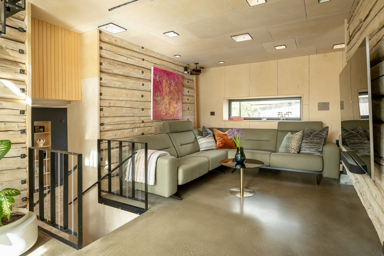 Gulvet i hovedbyggningen/ kjøkken og tv-stue er støpt betong med vannbåren varme. Galleribilde