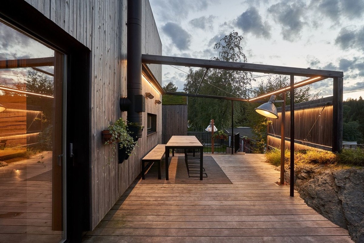 Spesiallaget pergola med motorisert tak som kan styres via mobilen. Galleribilde