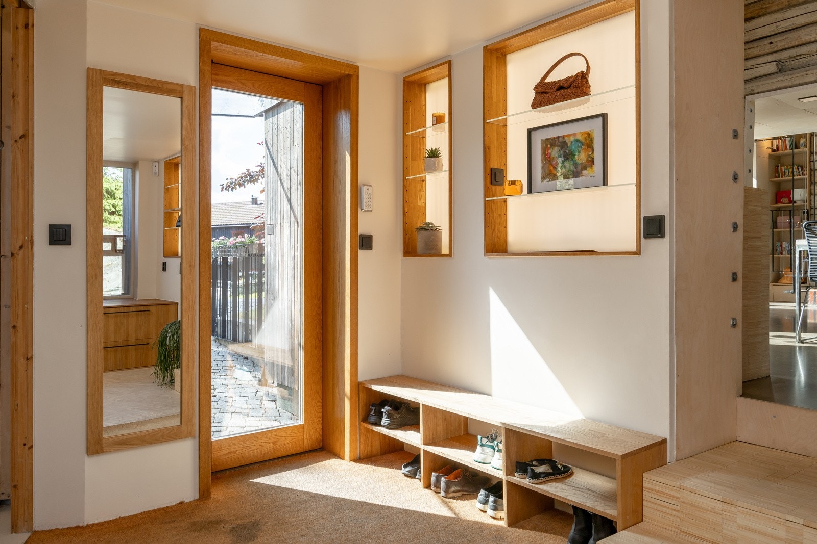 Entré er romslig med gjennomlys. Belysning på vegg er akrylplate spesiallaget med ledlys. Dette er noe man har flere plasser i boligen. Galleribilde