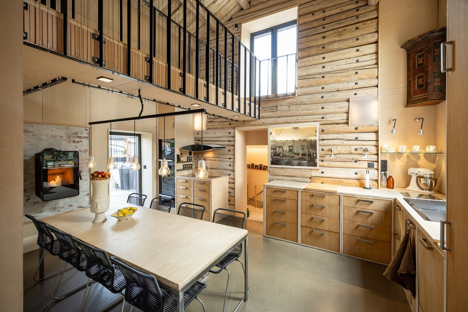 Boligen har et nydelig plassbygget kjøkken. Galleribilde