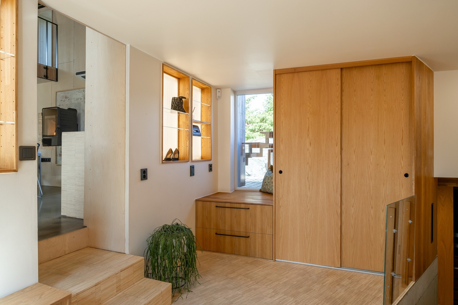 Ekstra dyp spesialtilpasset skyvedørsgarderobe i eik. Galleribilde