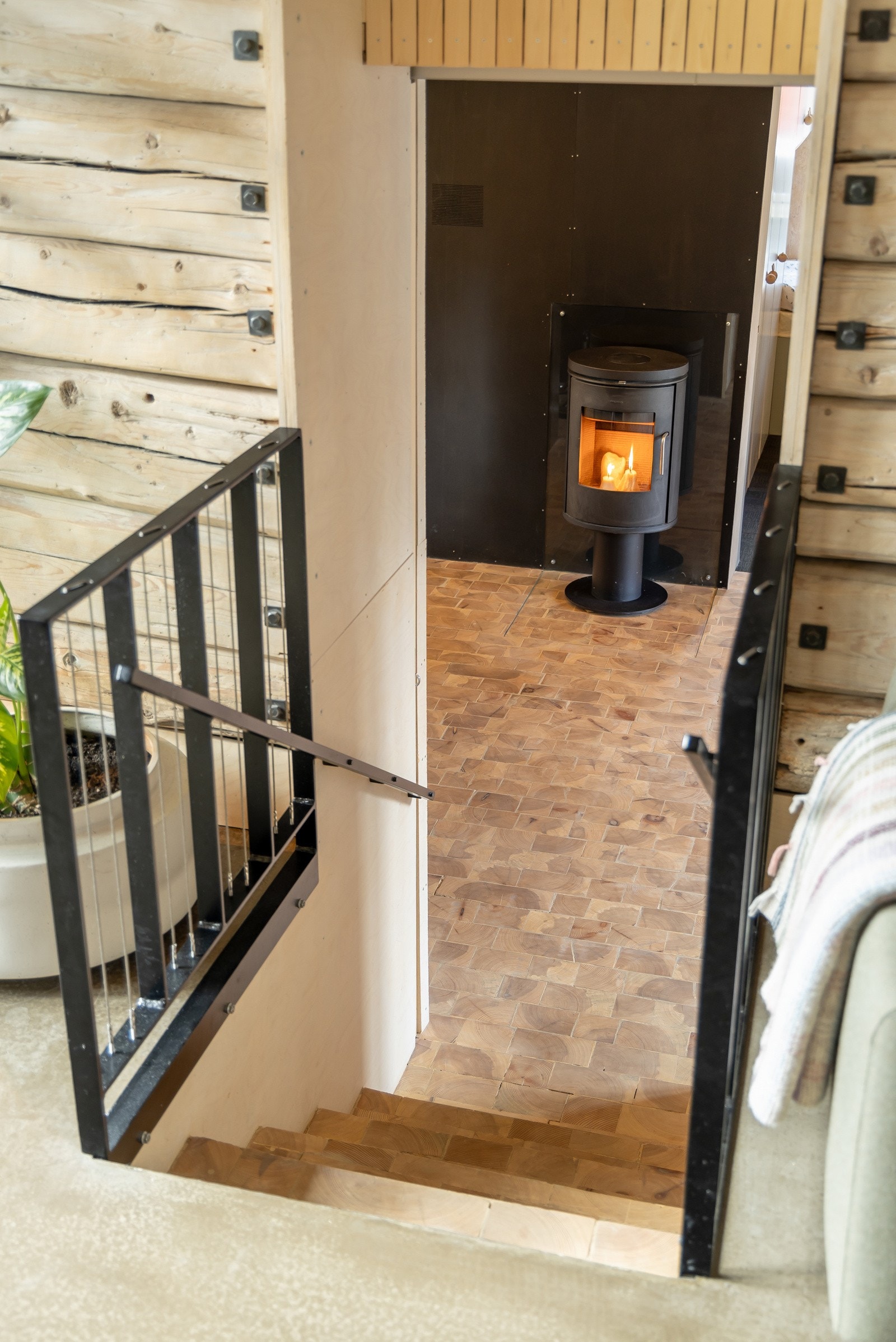 Fra tv-stuen går man noen trappetrinn ned til mellomstue/allrommet. Det er skyvedør mellom tv-stue og mellomstue. Galleribilde