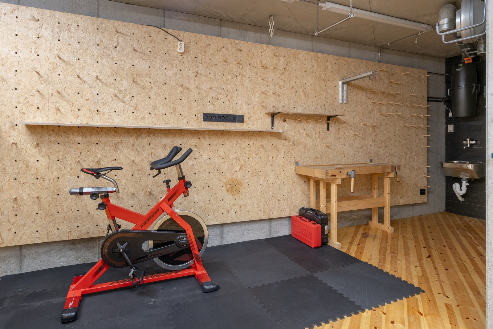 Kjeller har utsug slik at det også kan brukes til f.eks snekkerverksted eller andre aktiviteter som generer støv osv. Galleribilde